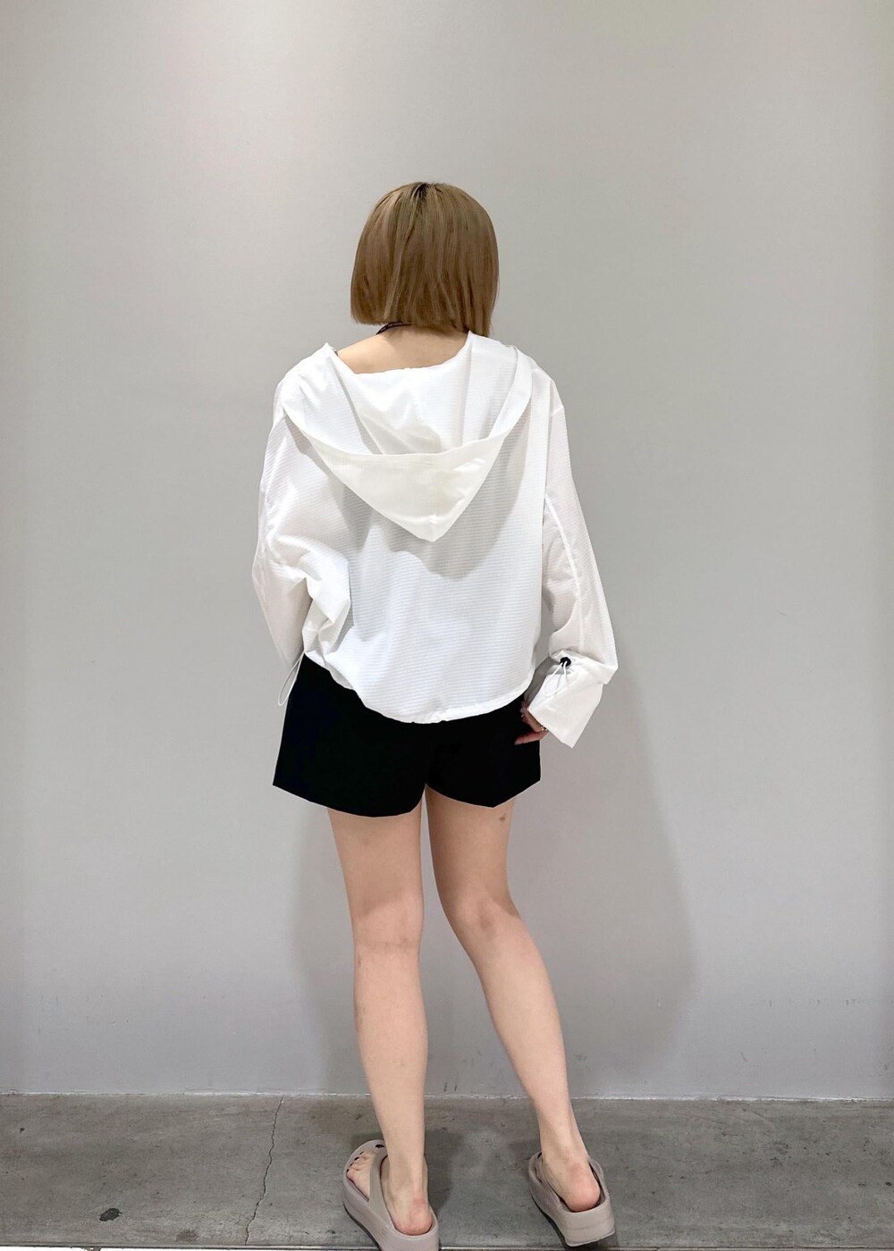 「水着、スイムウェア、キャミ、イヤリング、ショートパンツ、春夏コーデ、夏コーデ、低身長コーデ、低身長、骨格ストレート、ブルベ、ブルベ冬、夏、ホワイト、長袖」｜「Sisi Joiaの【Sisi Joia/シシジョイア】CANCALE necklace（ネックレス、ブルー系）」を使った、きなさん（レディース・156cm）の春コーディネートの5枚目の写真