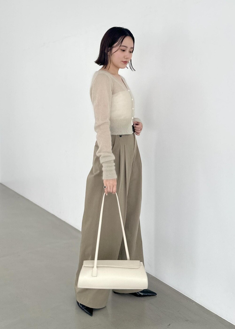 「24aw_style、ホワイト、ミニ、チェーン、チェーンバッグ、ベージュ、プルオーバー、ニット、長袖、カットソー、Vネック、リブ、ラウンドネック、リブニット、アイボリー」|「ADAM ET ROPE'のバンドゥー(チューブトップ、ホワイト系)」を使った、きなさん(レディース・156cm)の夏コーディネートの3枚目の写真