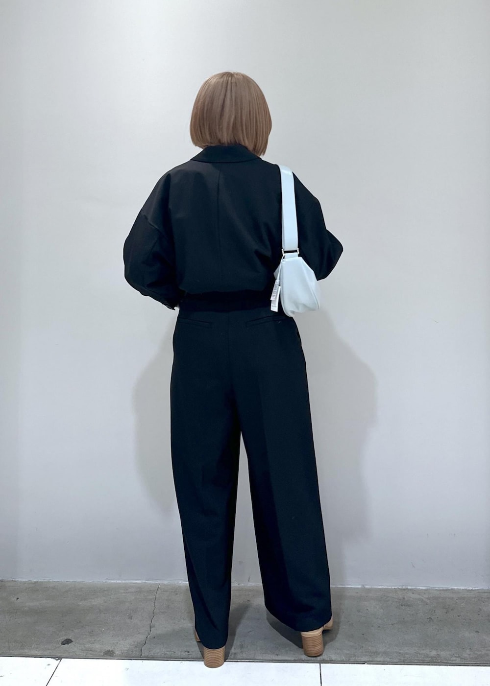 「骨格ストレート、ブルベ、ブルベ冬、ブルベ夏、イヤリング、シルバー、ベージュ、ブーツ、ブーツサンダル、サンダル、ヒール、オールインワン、ロンパース、調整、調整可能」｜「ADAM ET ROPE'のストレッチブーツサンダル（ブーツ、ベージュ系）」を使った、きなさん（レディース・156cm）の春コーディネートの6枚目の写真