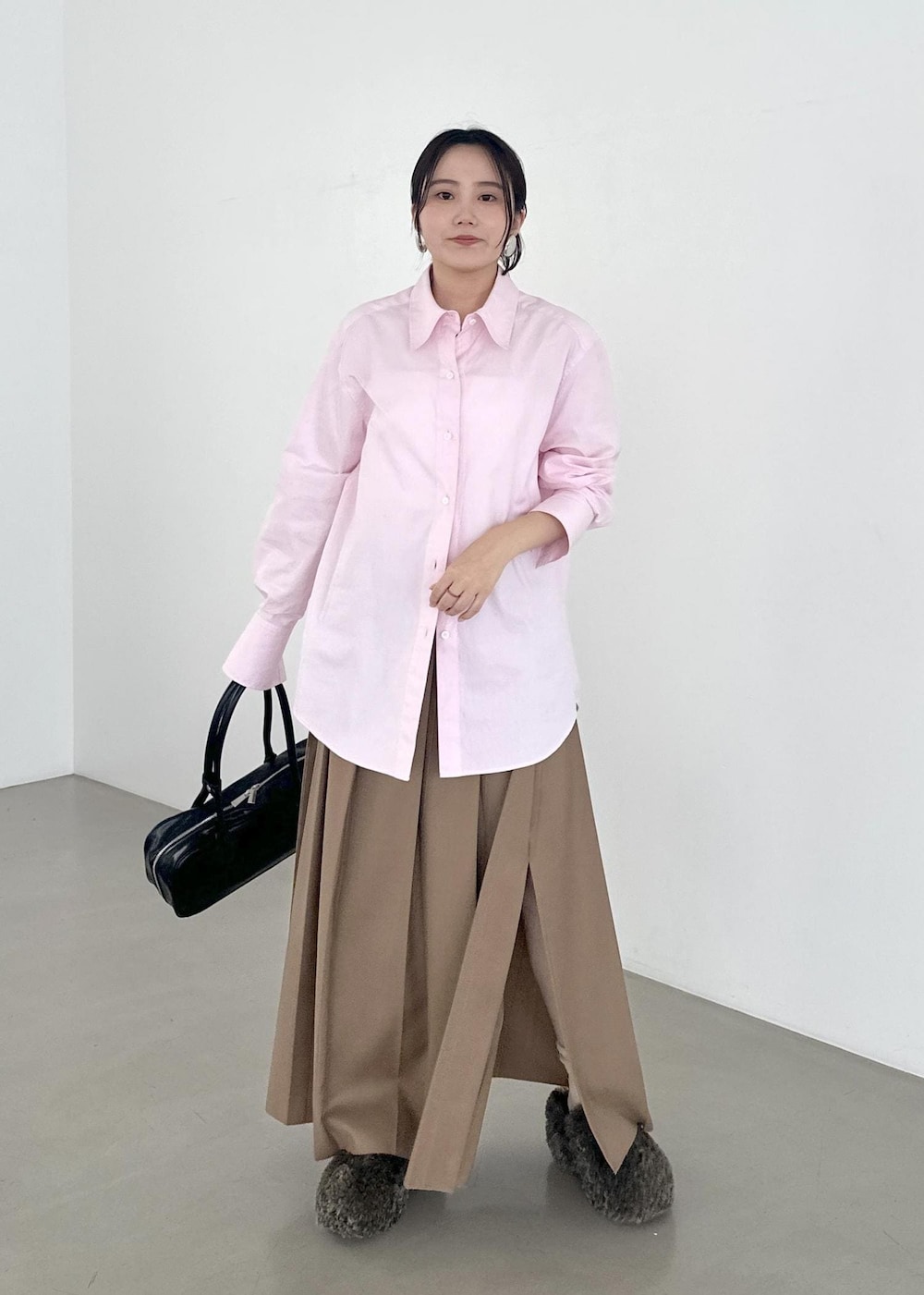 「プリーツ、プリーツスカート、骨格ストレート、タック、センタープレス、メッシュ、ロング、ブラウス、サイドスリット、フレア、マキシ、アシンメトリー、ヘム、ローファー、ブラック」｜「ADAM ET ROPE'のチャンキーフェイクファークロッグ（サンダル、ブラウン系）」を使った、きなさん（レディース・156cm）の夏コーディネートの2枚目の写真