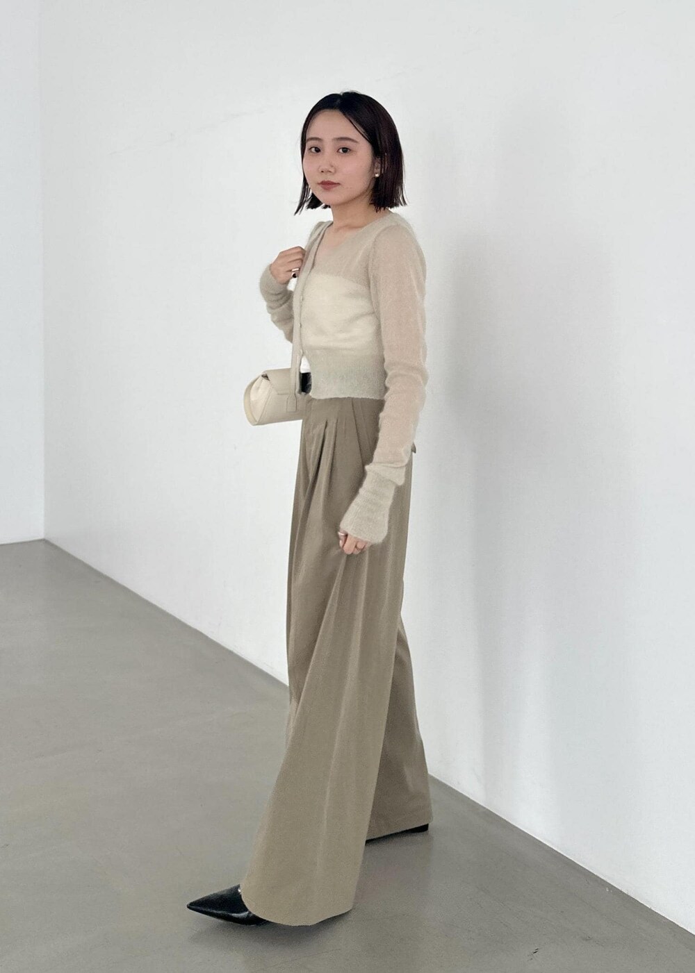 「24aw_style、ホワイト、ミニ、チェーン、チェーンバッグ、ベージュ、プルオーバー、ニット、長袖、カットソー、Vネック、リブ、ラウンドネック、リブニット、アイボリー」|「ADAM ET ROPE'のバンドゥー(チューブトップ、ホワイト系)」を使った、きなさん(レディース・156cm)の夏コーディネートの4枚目の写真