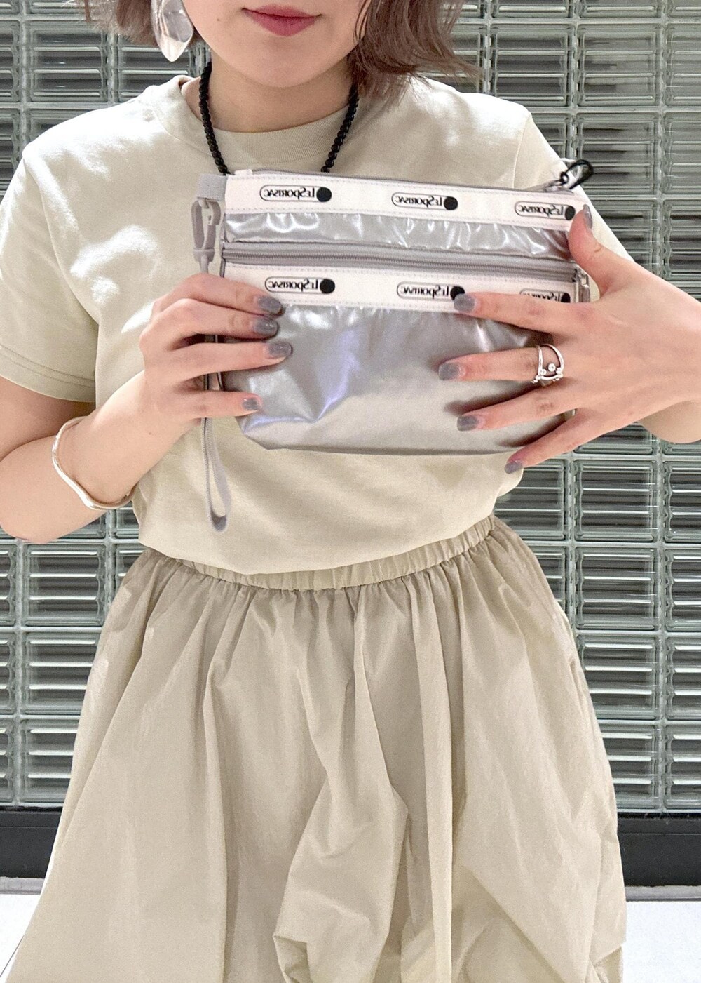 「骨格ストレート、ブルベ、ブルベ冬、ブルベ夏、シルバーバッグ、ベージュ、ワンピースコーデ、サンダルコーデ、サンダル、シルバーアクセサリー、おでかけコーデ、春夏、春夏コーデ、春コーデ、夏コーデ」|「ADAM ET ROPE'のニュアンスオーバルバングル(バングル/リストバンド、シルバー系)」を使った、きなさん(レディース・156cm)の春コーディネートの10枚目の写真