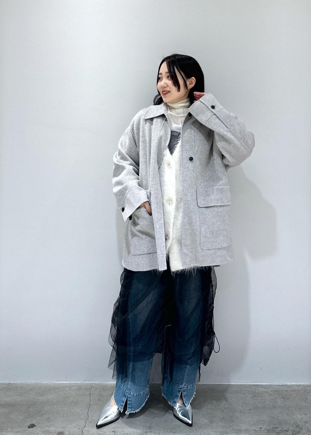 「カーディガン、モヘヤ、チュール、シアー、デニム、パンプス、コート、ジャケット、リバー、タートルネック、タートル、ラベンダー、キャミ、キャミソール、カップ付きキャミ」|「ADAM ET ROPE'のモヘヤカーディガン(カーディガン/ボレロ、ホワイト系)」を使った、きなさん(レディース・156cm)の冬コーディネートの2枚目の写真
