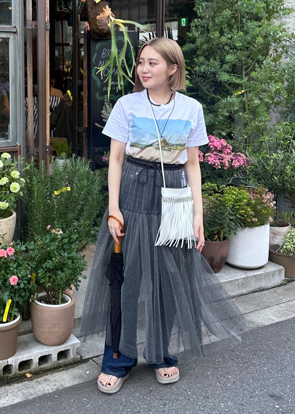 「休日コーデ、デニムコーデ、needby、tang tang、Tシャツ、Tシャツコーデ、別注、カジュアル、カジュアルコーデ、SDGs、サステナブル、低身長、骨格ストレート、ブルべ、きれいめ」｜「ADAM ET ROPE'の【TANGTANG for ADAM ET ROPE'】別注GASATANG  MINIUYUNIGT-877(THISCAROFMINE)（Tシャツ/カットソー、ホワイト系）」を使った、きなさん（レディース・156cm）の春コーディネートの2枚目の写真