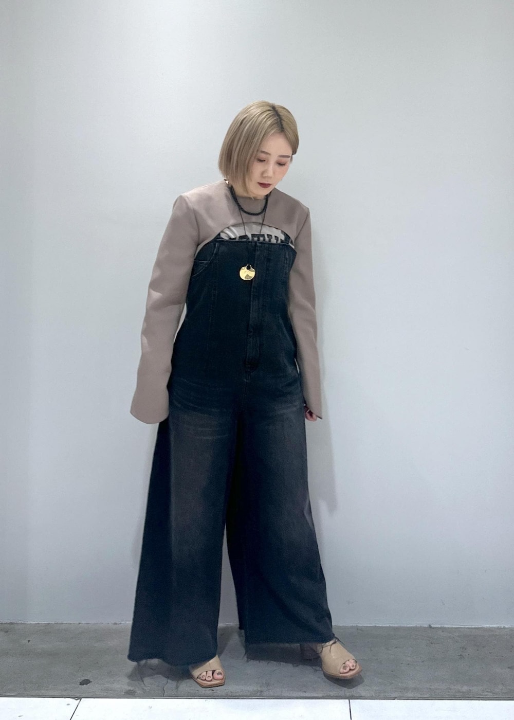「骨格ストレート、ブルベ、ブルベ冬、ブルベ夏、デニム、ロンパース、ジャケット、ボレロ、ビーン、ビーンイヤリング、イヤリング、シルバー、シルバーアクセサリー、アクセサリー、ベージュ」｜「ADAM ET ROPE'のビーンイヤリング（イヤリング、シルバー系）」を使った、きなさん（レディース・156cm）の春コーディネートの6枚目の写真