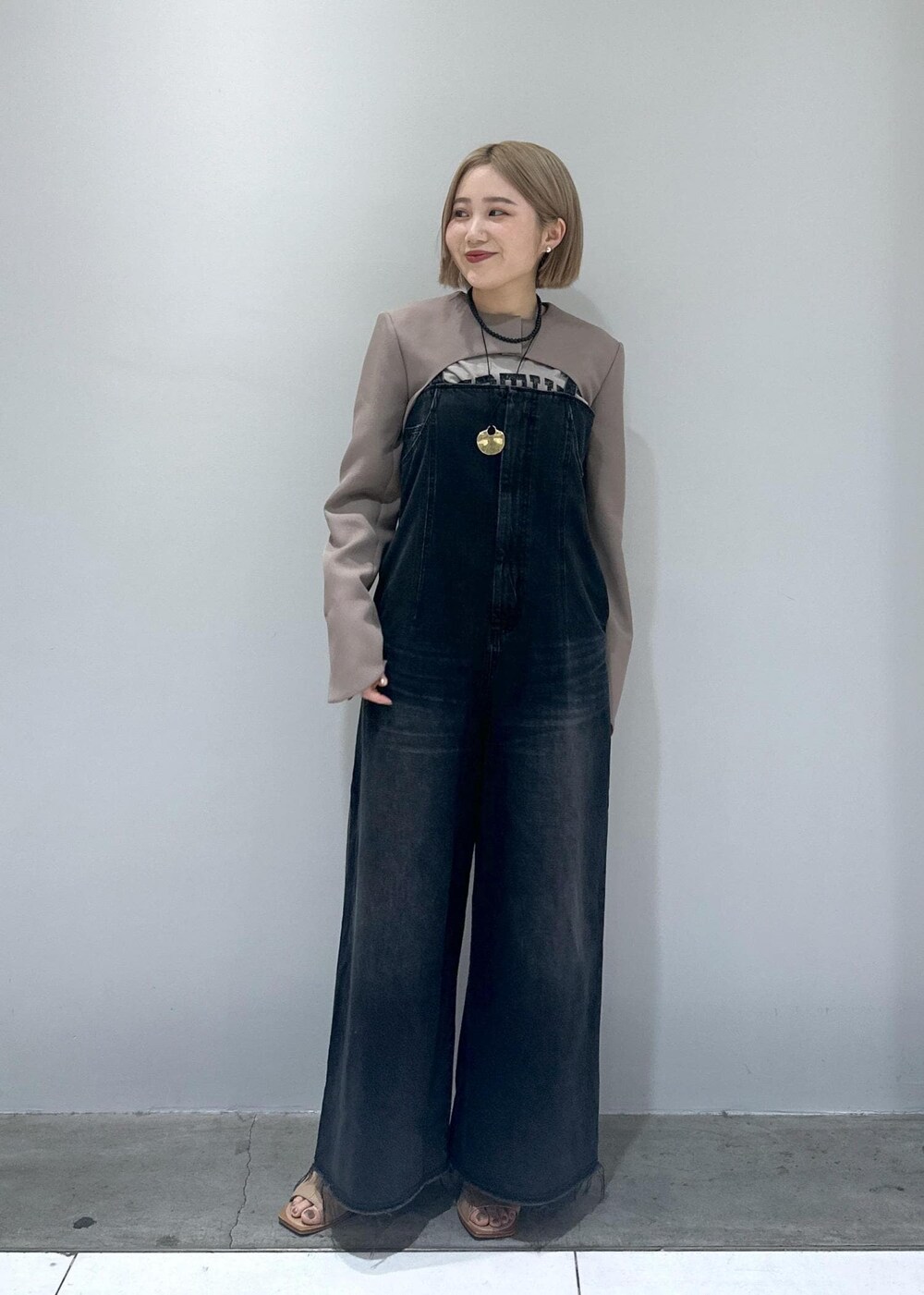 「骨格ストレート、ブルベ、ブルベ冬、ブルベ夏、デニム、ロンパース、ジャケット、ボレロ、ビーン、ビーンイヤリング、イヤリング、シルバー、シルバーアクセサリー、アクセサリー、ベージュ」｜「ADAM ET ROPE'のビーンイヤリング（イヤリング、シルバー系）」を使った、きなさん（レディース・156cm）の春コーディネートの3枚目の写真