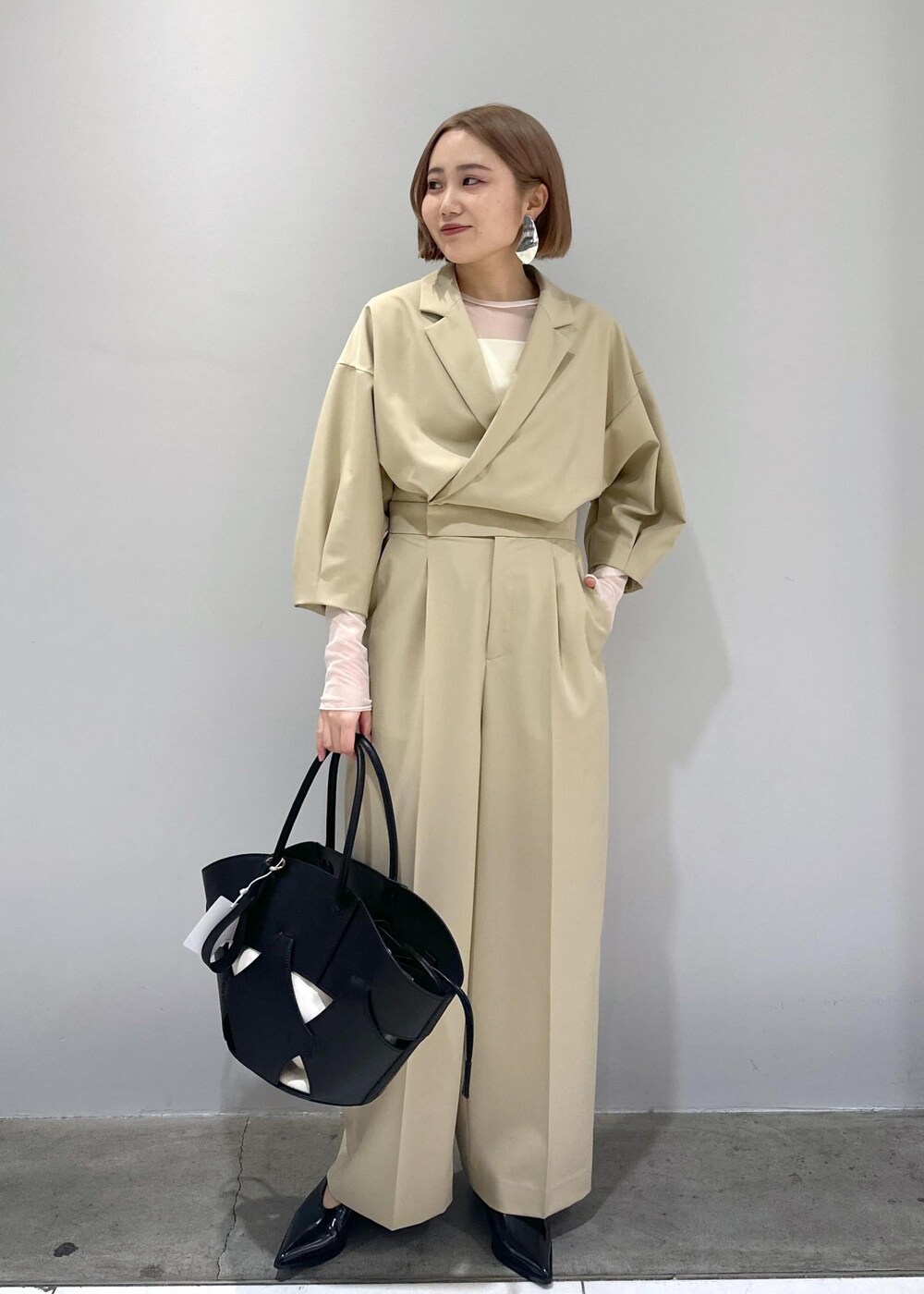 「ブラック、グレー、ハンドバッグ、トートバッグ、巾着、ホワイト、ベージュ、ポシェット、プルオーバー、カットソー、リボン、セットアップ、ウエストリボン、パンツ、スカート」|「ADAM ET ROPE'の【サステナブル】ニットバージョンベアキャミ(キャミソール、ホワイト系)」を使った、きなさん(レディース・156cm)の春コーディネートの3枚目の写真