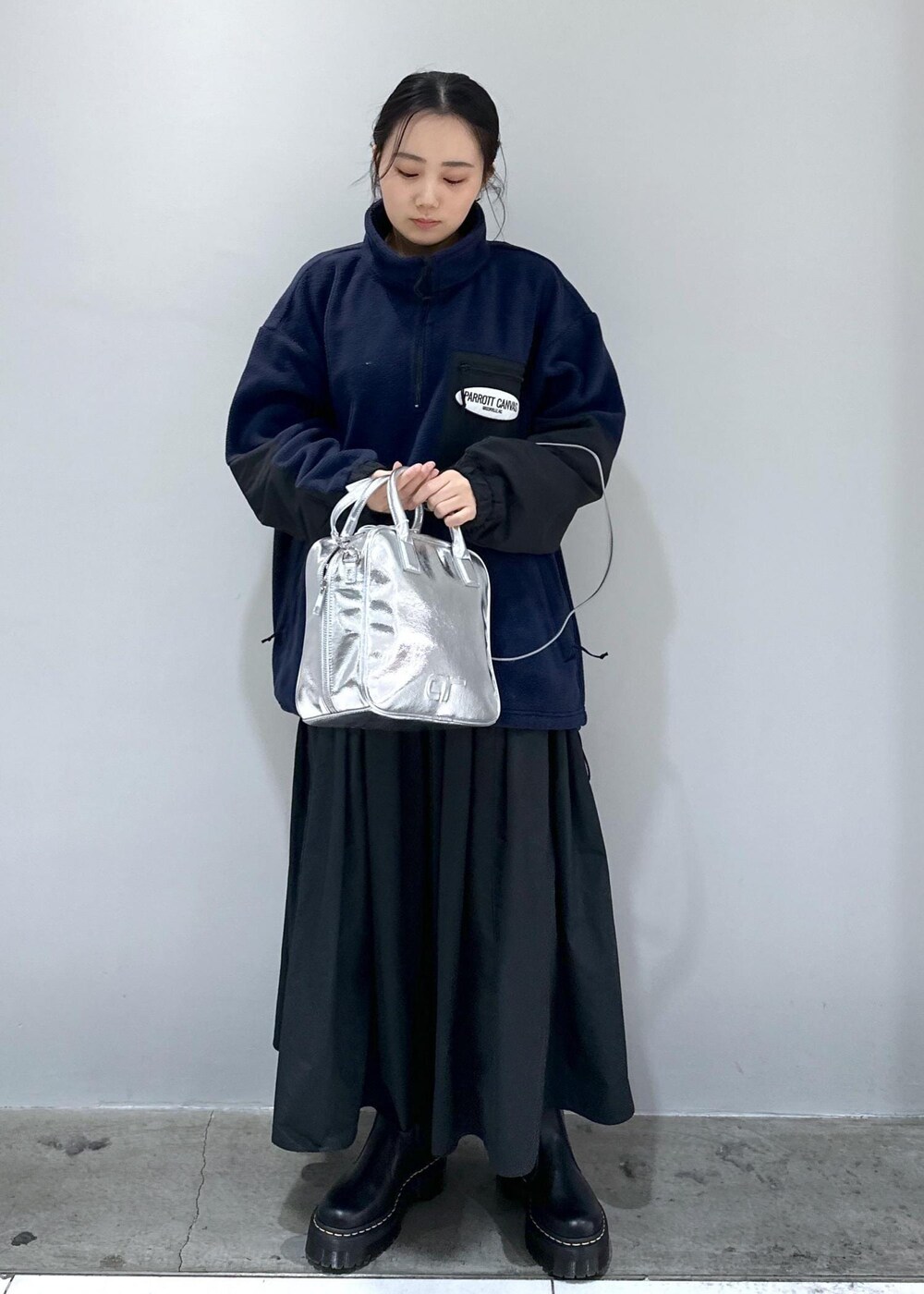 「サイドゴア、Dr.Martens、ドクターマーチン、ドクター、マーチン、ホワイト、グレー、ショルダーバッグ、ハンドバッグ、巾着、バケツバッグ、ブラック、ニット、長袖、ネイビー」｜「ADAM ET ROPE'の【サステナブル・2WAY】ロゴボストンバッグ（ボストンバッグ、シルバー系）」を使った、きなさん（レディース・156cm）の冬コーディネートの5枚目の写真