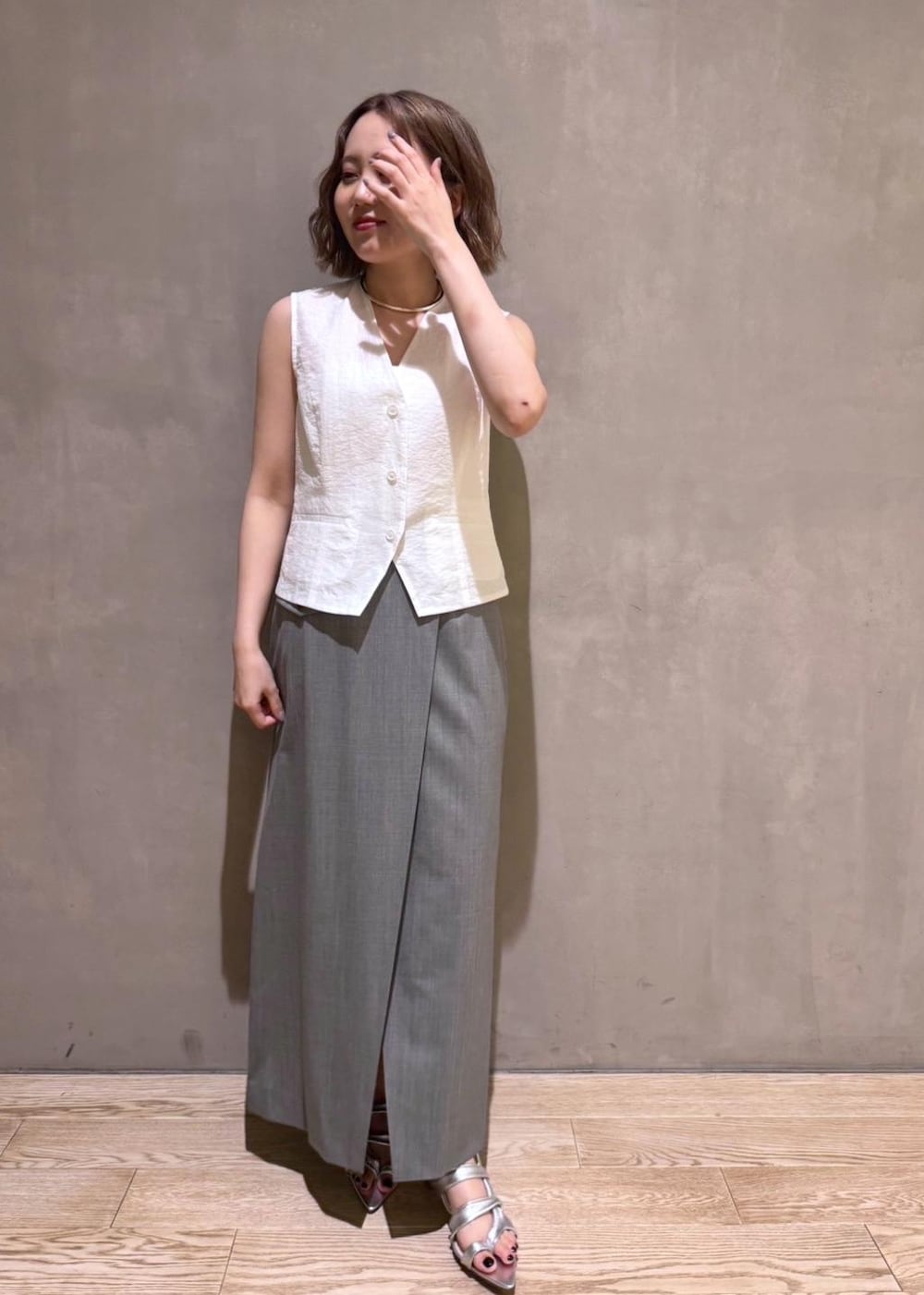 「ブルベ、骨格ストレート、ブルベ冬、ブルベ夏、シルバーアクセ、シルバー、サンダルコーデ、サンダル、チョーカー、スカート、スカートコーデ、ブラウスコーデ、ベストコーデ、きれいめ、きれいめコーデ」|「ADAM ET ROPE'のメタルカーブチョーカー(チョーカー、シルバー系)」を使った、きなさん(レディース・156cm)の春コーディネートの3枚目の写真