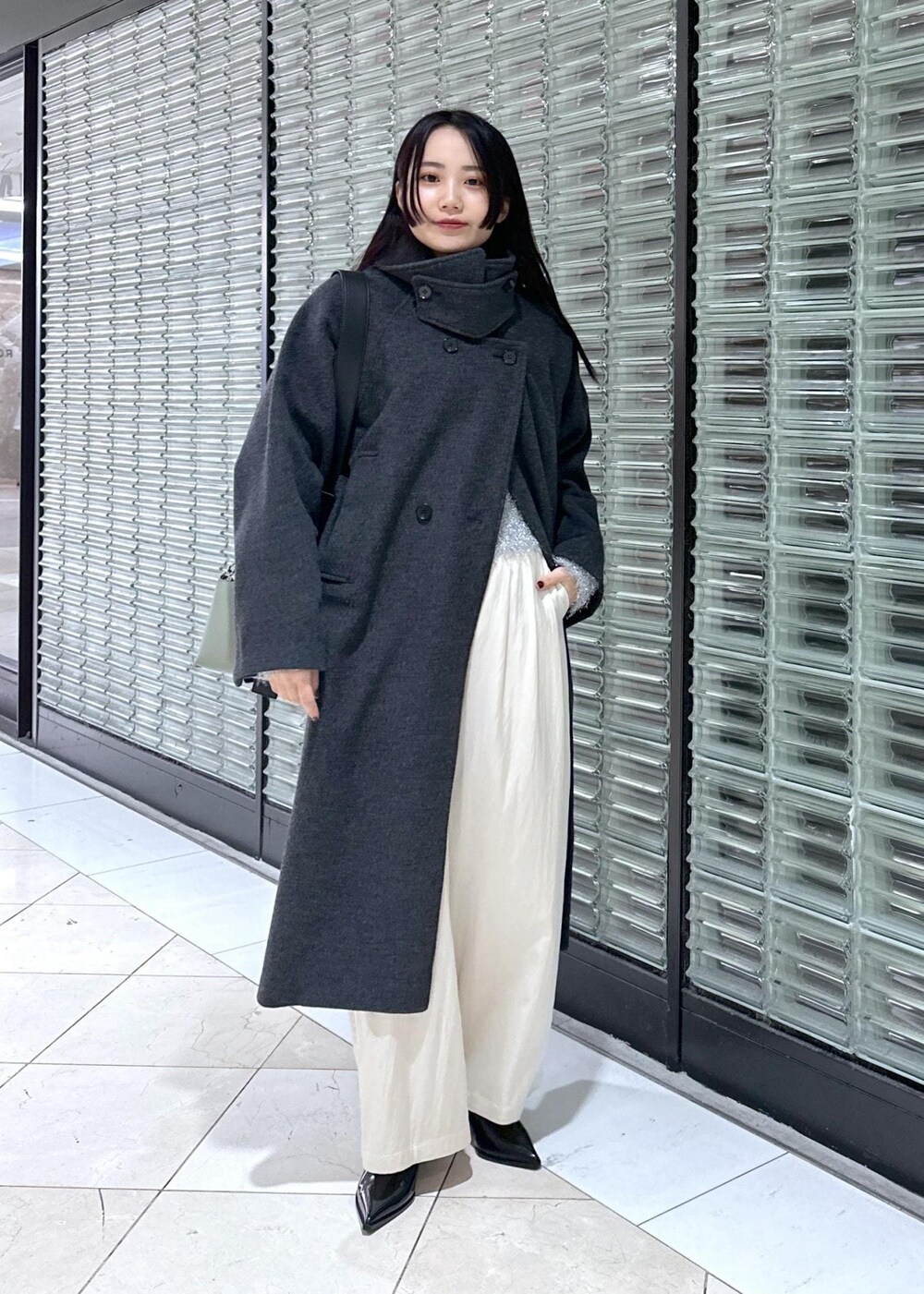 「ラメ、ニット、コート、ウールコート、Tシャツ、カットソー、サテン、パンツ、スラックス、パンプス、シルバー、ブラック、A4、A4サイズ、A4サイズ対応」｜「ADAM ET ROPE'のウールボンディングロングコート（その他アウター、グレー系）」を使った、きなさん（レディース・156cm）の冬コーディネートの4枚目の写真