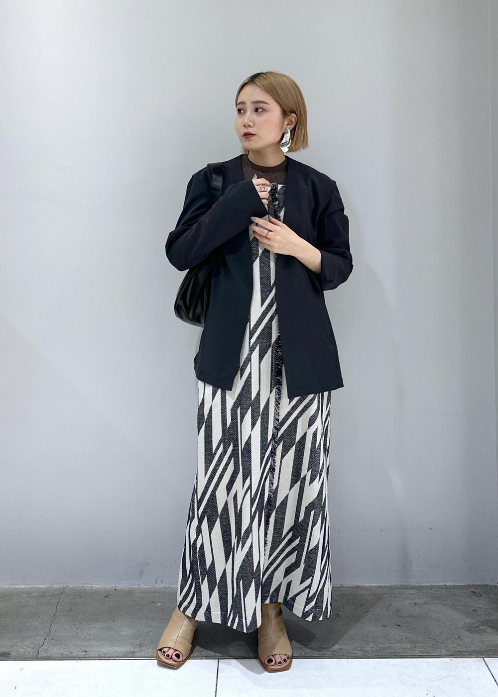 「ブルベ、ブルベ冬、ブルベ夏、24SS、新作、ジャガード、幾何学模様、ブーツサンダル、シルバー、ブラウン、グレー、オトナカジュアル、レイヤード、レイヤードスタイル、モノトーンコーデ」|「ADAM ET ROPE'のストレッチブーツサンダル(ブーツ、ベージュ系)」を使った、きなさん(レディース・156cm)の春コーディネートの4枚目の写真