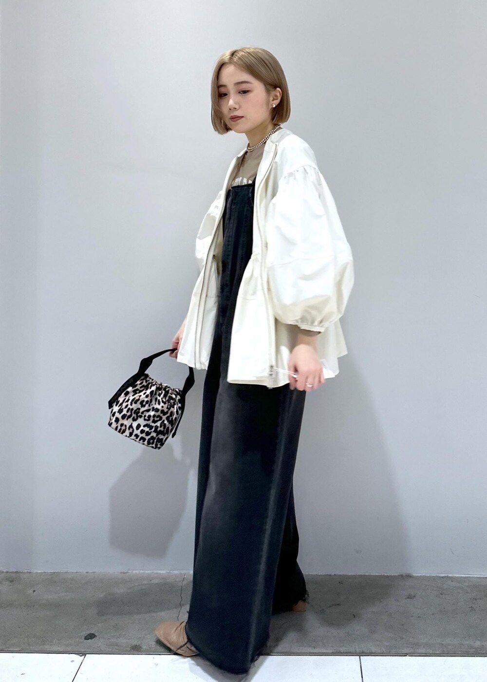 「平均身長、ブルベ、ブルベ冬、ブルベ夏、羽織、洗濯可能、自宅で洗濯可能、シワになりにくい、シルバー、イヤリング、ジップ、ジップカーディガン、調整可能、長さ調整可能、オフホワイト」|「ADAM ET ROPE'のビーンイヤリング(イヤリング、シルバー系)」を使った、きなさん(レディース・156cm)の春コーディネートの4枚目の写真