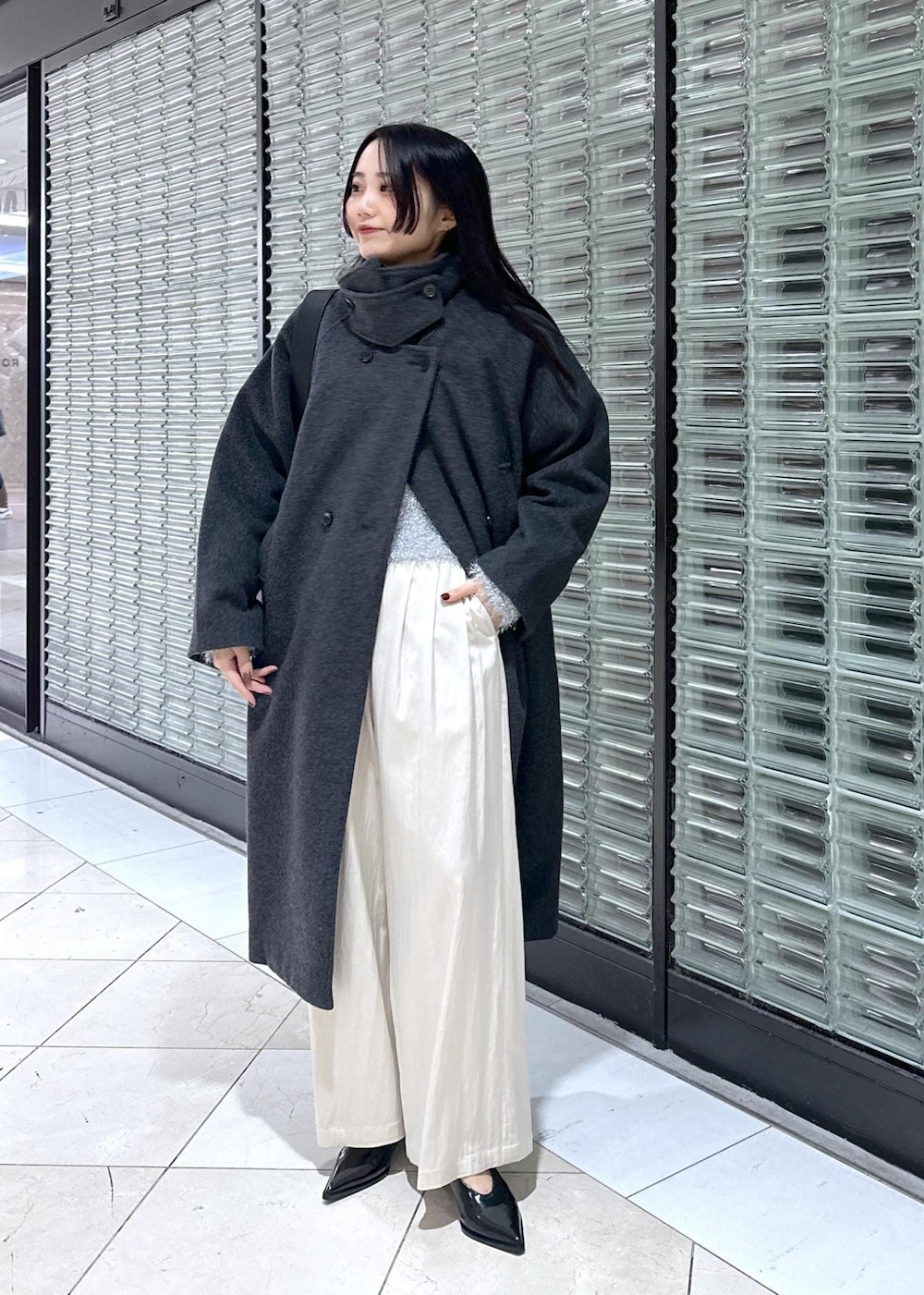 「ラメ、ニット、コート、ウールコート、Tシャツ、カットソー、サテン、パンツ、スラックス、パンプス、シルバー、ブラック、A4、A4サイズ、A4サイズ対応」｜「ADAM ET ROPE'のウールボンディングロングコート（その他アウター、グレー系）」を使った、きなさん（レディース・156cm）の冬コーディネートの2枚目の写真