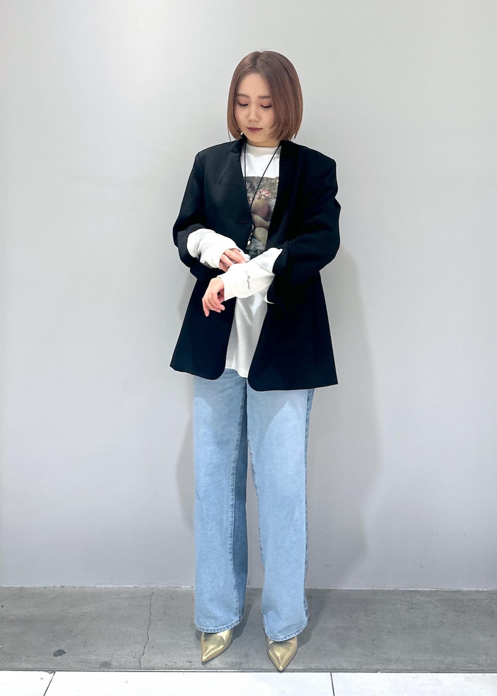 「骨格ストレート、ブルベ、ブルベふゆ、ブルベ冬、ブルベ夏、ジャケット、ジャケットコーデ、ロンT、フォト、フォトT、ロゴT、デニム、デニムコーデ、ストレート、ストレートデニム」｜「NEEDBY heritageの【NEEDBY for ADAM ET ROPE'】別注 WIDE STRAIGHT（デニムパンツ、ブルー系）」を使った、きなさん（レディース・156cm）の冬コーディネートの2枚目の写真