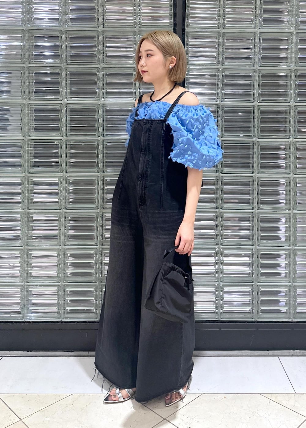 「骨格ストレート、ブルベ、ブルベ冬、ブルベ夏、シルバー、ブラック、ブルー、ブラックデニム、デニム、ロンパース、オールインワン、サロペット、調整可能、長さ調整可能、フルレングス」｜「GANNIの【GANNI(ガニー)】RECYCLED TECH POUCH（ハンドバッグ、ブラック系）」を使った、きなさん（レディース・156cm）の春コーディネートの4枚目の写真
