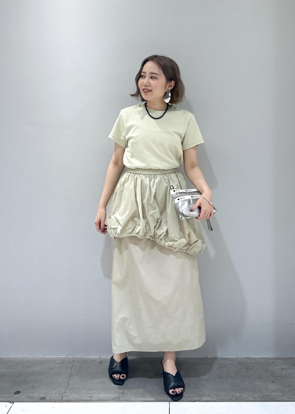 「骨格ストレート、ブルベ、ブルベ冬、ブルベ夏、シルバーバッグ、ベージュ、ワンピースコーデ、サンダルコーデ、サンダル、シルバーアクセサリー、おでかけコーデ、春夏、春夏コーデ、春コーデ、夏コーデ」|「ADAM ET ROPE'のニュアンスオーバルバングル(バングル/リストバンド、シルバー系)」を使った、きなさん(レディース・156cm)の春コーディネートの4枚目の写真