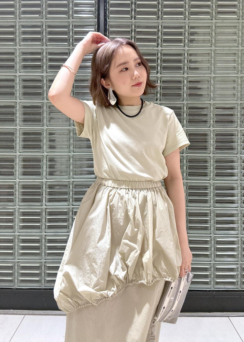 「骨格ストレート、ブルベ、ブルベ冬、ブルベ夏、シルバーバッグ、ベージュ、ワンピースコーデ、サンダルコーデ、サンダル、シルバーアクセサリー、おでかけコーデ、春夏、春夏コーデ、春コーデ、夏コーデ」|「ADAM ET ROPE'のニュアンスオーバルバングル(バングル/リストバンド、シルバー系)」を使った、きなさん(レディース・156cm)の春コーディネートの9枚目の写真