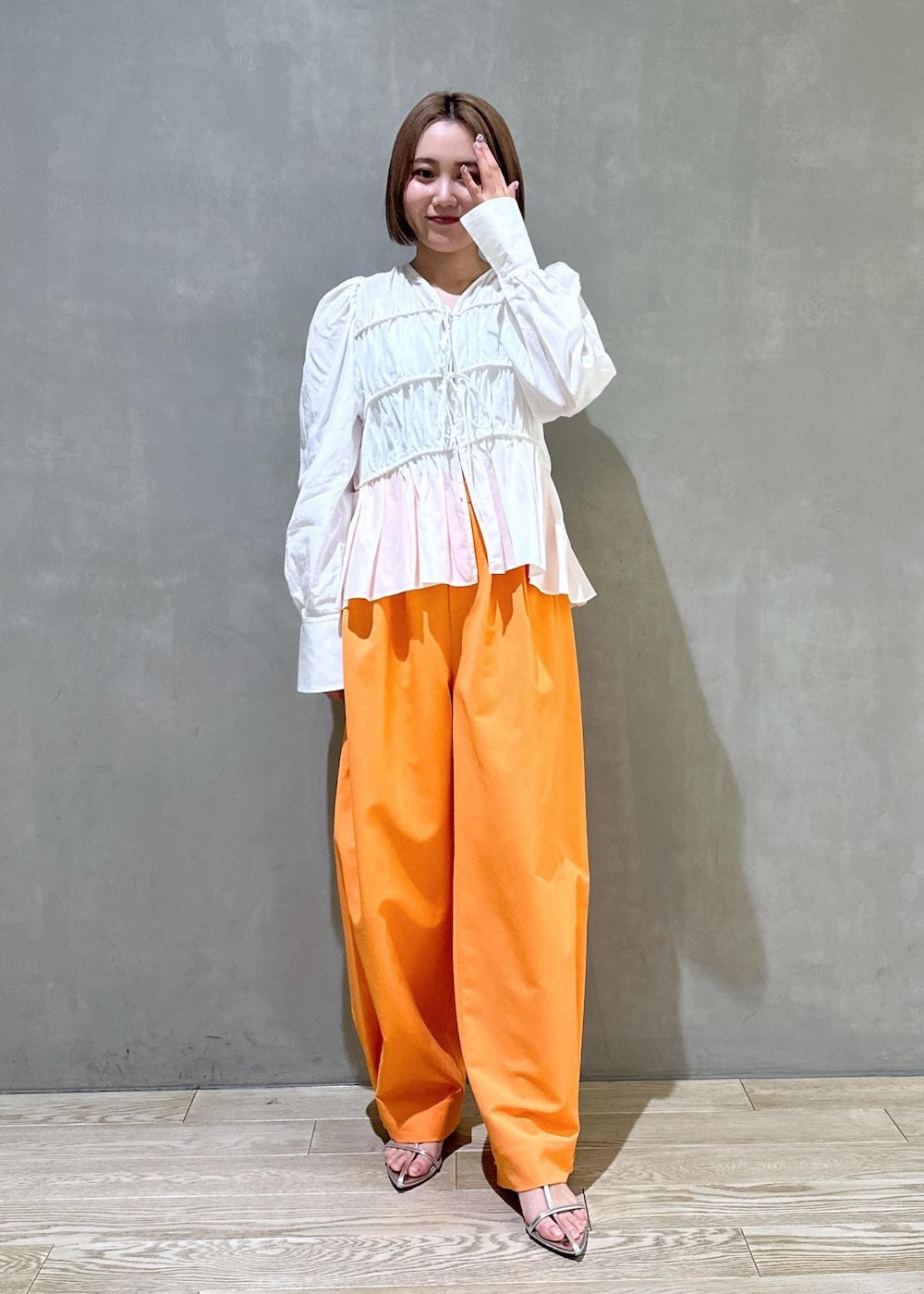 「骨格ストレート、ブルベ、ブルベ冬、ブルベ夏、オレンジ、パンツ、カラーパンツ、ワイド、コクーン、バルーン、2WAY、マルチウェイ、ブラウス、リボン、ギャザー」|「ADAM ET ROPE'の【サステナブル】ナロークロスストラップサンダル(サンダル、シルバー系)」を使った、きなさん(レディース・156cm)の冬コーディネートの6枚目の写真