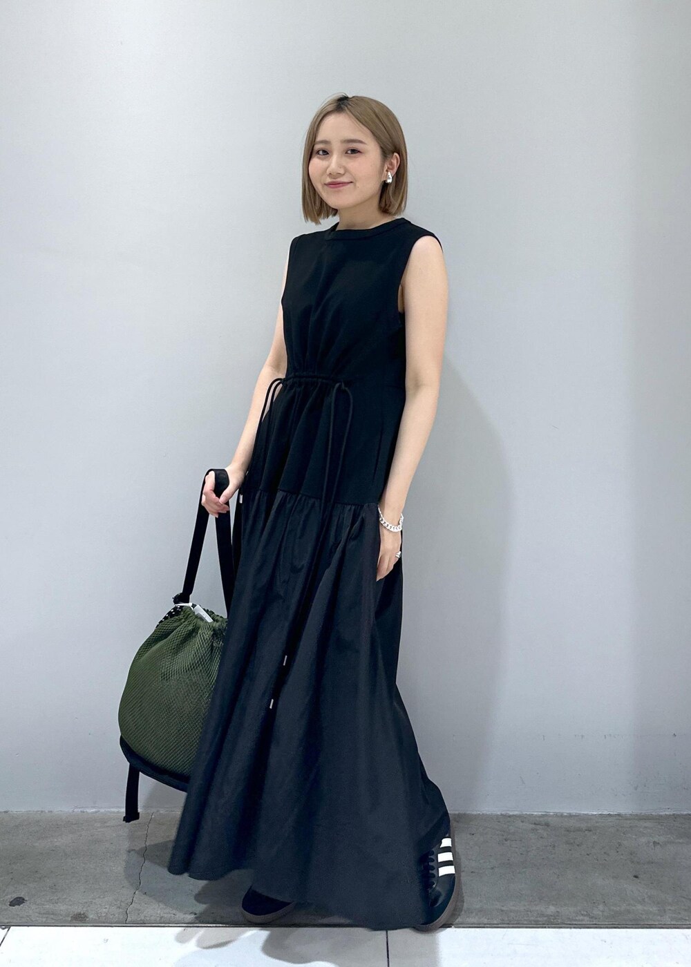 「レイン、ワンピース、軽羽織、ブルゾン、サンダル、サンダルコーデ、梅雨コーデ、メッシュバッグ、nomadis、adidas、シルバー、撥水加工、撥水」｜「NOMADISの【NOMADIS(ノマディス)】VELO MESH（ショルダーバッグ、グリーン系）」を使った、きなさん（レディース・156cm）の夏コーディネートの7枚目の写真