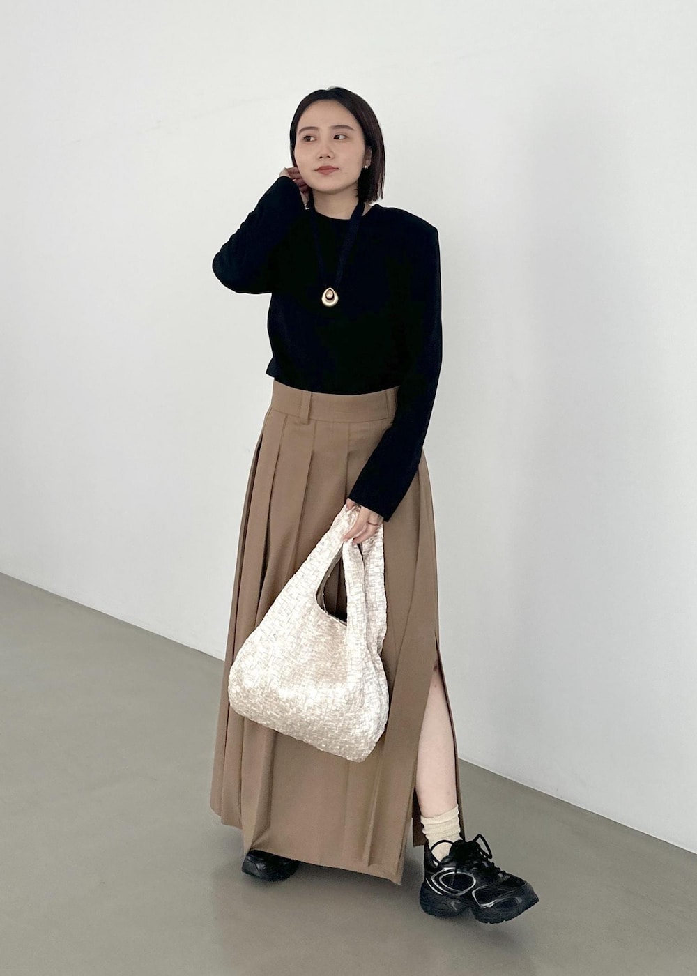 「骨格ストレート、スニーカーコーデ、LACOSTE、ラコステ、別注、シルバー、ゴールド、ブラック、プリーツスカート、プリーツ、ウール、Tシャツ、ロンT、初秋コーデ、秋コーデ」|「ADAM ET ROPE'のビーンイヤリング(イヤリング、シルバー系)」を使った、きなさん(レディース・156cm)の夏コーディネートの3枚目の写真