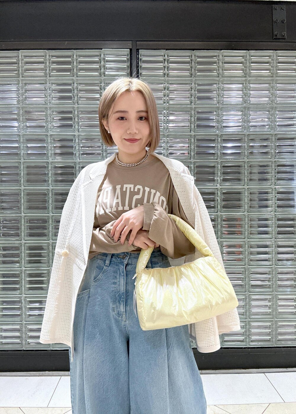 「ワイド、ワイドパンツ、ワイドデニム、骨格ストレート、ブルベ、ブルベ冬、ブルベ夏、ホワイト、ベージュ、ハンドバッグ、フリンジ、ラウンド、ショルダー、ブラウン、プルオーバー」|「ADAM ET ROPE'のツイストパデッドミュール(サンダル、ブラック系)」を使った、きなさん(レディース・156cm)の春コーディネートの10枚目の写真