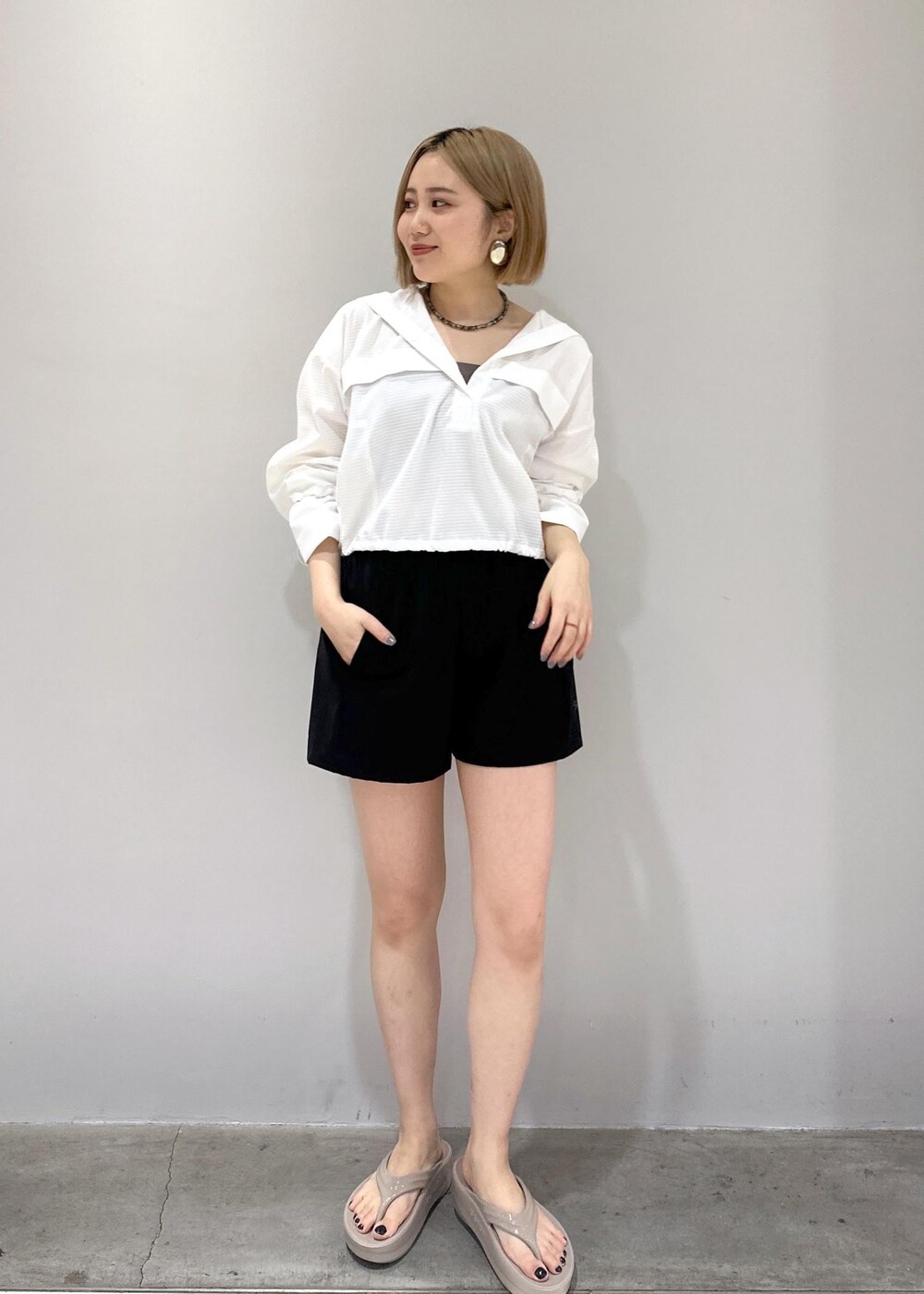 「水着、スイムウェア、キャミ、イヤリング、ショートパンツ、春夏コーデ、夏コーデ、低身長コーデ、低身長、骨格ストレート、ブルベ、ブルベ冬、夏、ホワイト、長袖」｜「Sisi Joiaの【Sisi Joia/シシジョイア】CANCALE necklace（ネックレス、ブルー系）」を使った、きなさん（レディース・156cm）の春コーディネートの2枚目の写真