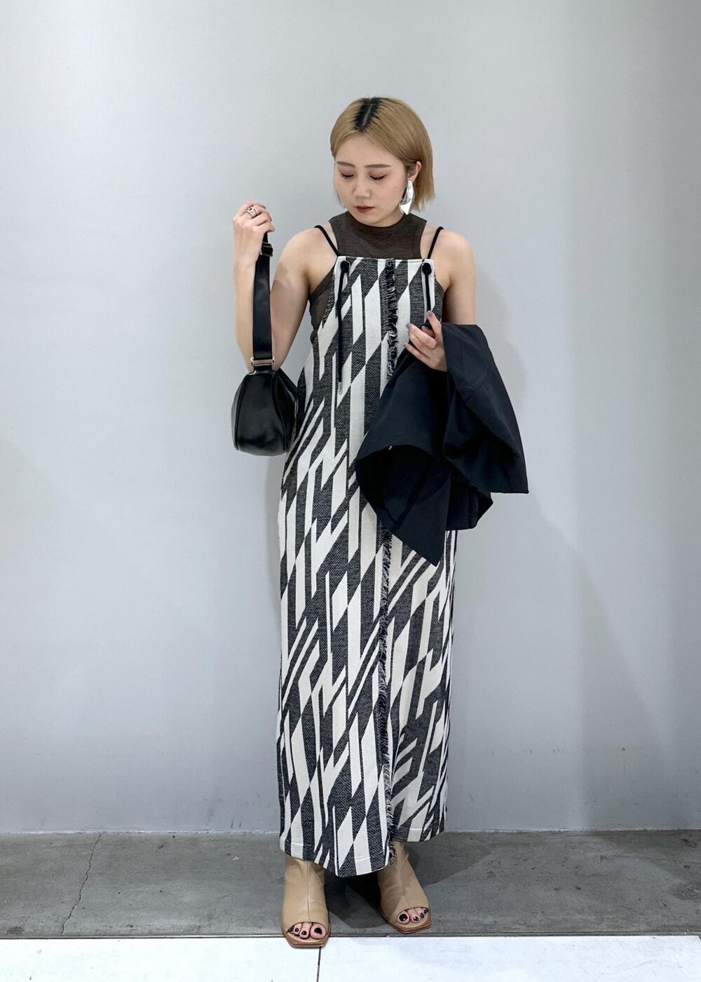 「ブルベ、ブルベ冬、ブルベ夏、24SS、新作、ジャガード、幾何学模様、ブーツサンダル、シルバー、ブラウン、グレー、オトナカジュアル、レイヤード、レイヤードスタイル、モノトーンコーデ」|「ADAM ET ROPE'のストレッチブーツサンダル(ブーツ、ベージュ系)」を使った、きなさん(レディース・156cm)の春コーディネートの9枚目の写真