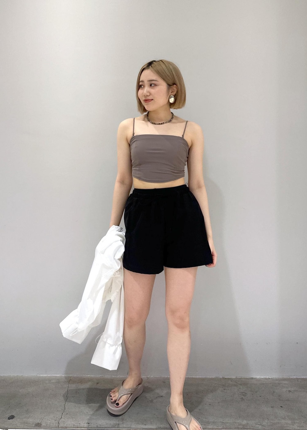 「水着、スイムウェア、キャミ、イヤリング、ショートパンツ、春夏コーデ、夏コーデ、低身長コーデ、低身長、骨格ストレート、ブルベ、ブルベ冬、夏、ホワイト、長袖」｜「Sisi Joiaの【Sisi Joia/シシジョイア】CANCALE necklace（ネックレス、ブルー系）」を使った、きなさん（レディース・156cm）の春コーディネートの7枚目の写真