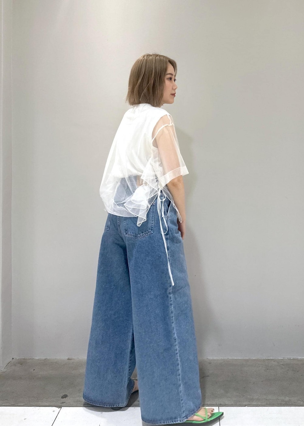 「骨格ストレート、ブルベ、ブルベ冬、ブルベ夏、チュール、シアー、シアーコーデ、GANNI、バッグ、デニムコーデ、サンダルコーデ、デニム」|「NEEDBY heritageの【NEEDBY for ADAM ET ROPE'】別注WIDE DENIM(デニムパンツ、ブルー系)」を使った、きなさん(レディース・156cm)の春コーディネートの4枚目の写真