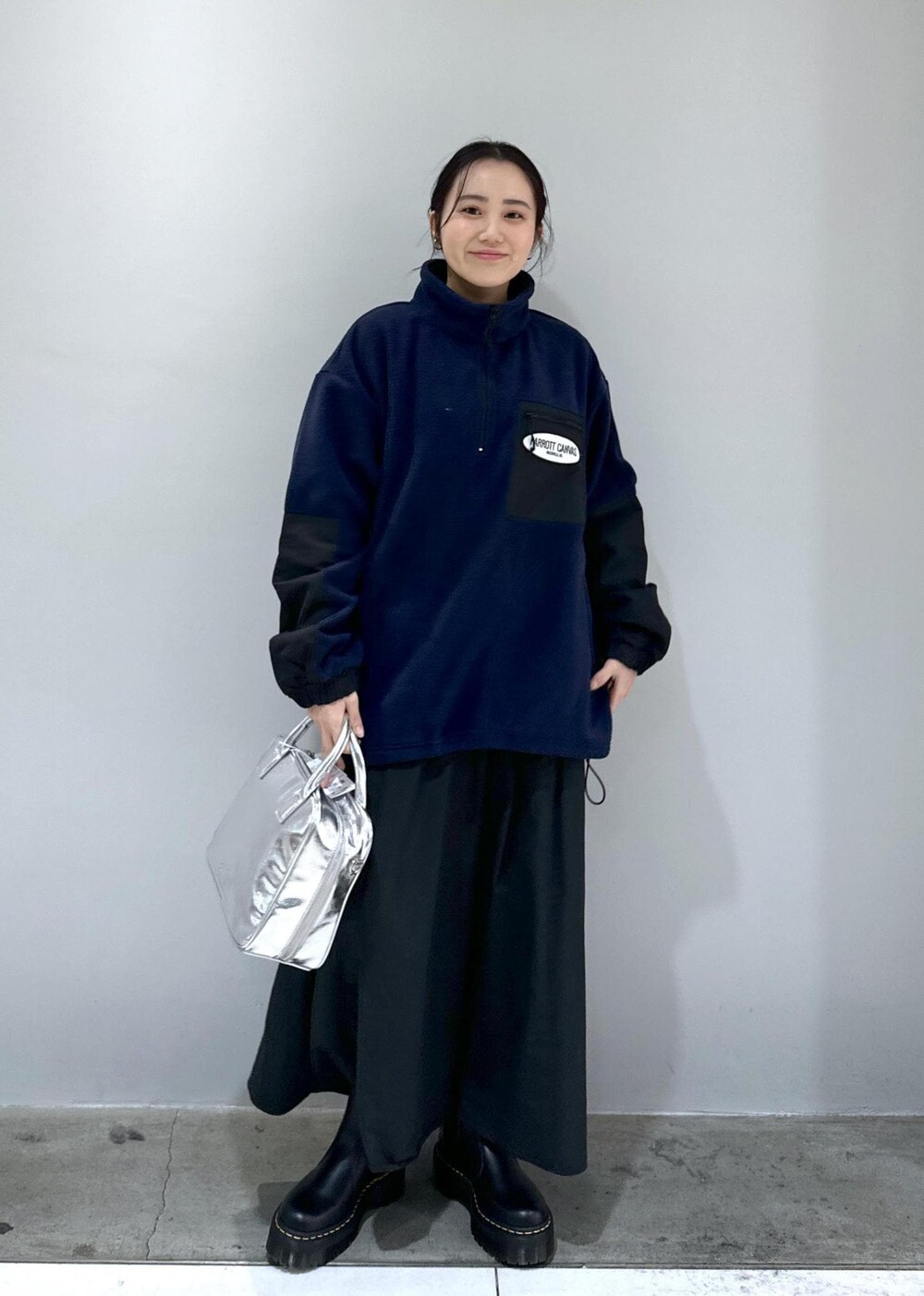 「サイドゴア、Dr.Martens、ドクターマーチン、ドクター、マーチン、ホワイト、グレー、ショルダーバッグ、ハンドバッグ、巾着、バケツバッグ、ブラック、ニット、長袖、ネイビー」｜「ADAM ET ROPE'の【サステナブル・2WAY】ロゴボストンバッグ（ボストンバッグ、シルバー系）」を使った、きなさん（レディース・156cm）の冬コーディネートの3枚目の写真