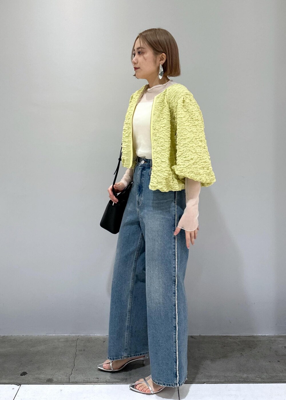 「シルバー、ブラック、イエローブラック、イエロー、オフホワイト、ホワイト、シアー、ジャージ、伸縮、デニム、ジーンズ、フリンジ、カップ付き、カップ付きインナー、カップ付きキャミ」｜「ADAM ET ROPE'の【サステナブル】ニットバージョンベアキャミ（キャミソール、ホワイト系）」を使った、きなさん（レディース・156cm）の春コーディネートの6枚目の写真