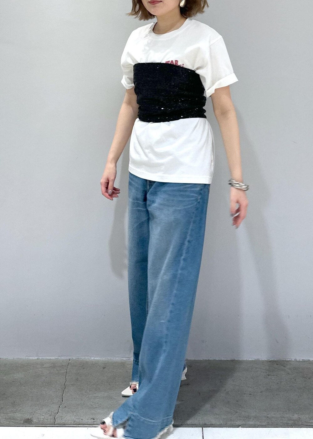 「ブルベ、ブルベ冬、ブルベ夏、春夏コーデ、レザー、サンダルコーデ、Tシャツコーデ、ビスチェ、スパンコール、シルバーアクセサリー、デニムコーデ、ブラック、ホワイト、プルオーバー、長袖」｜「blossomの【BLOSSOM for ADAM ET ROPE'】別注スパンコールビスチェ（チューブトップ、ブラック系）」を使った、きなさん（レディース・156cm）の春コーディネートの3枚目の写真