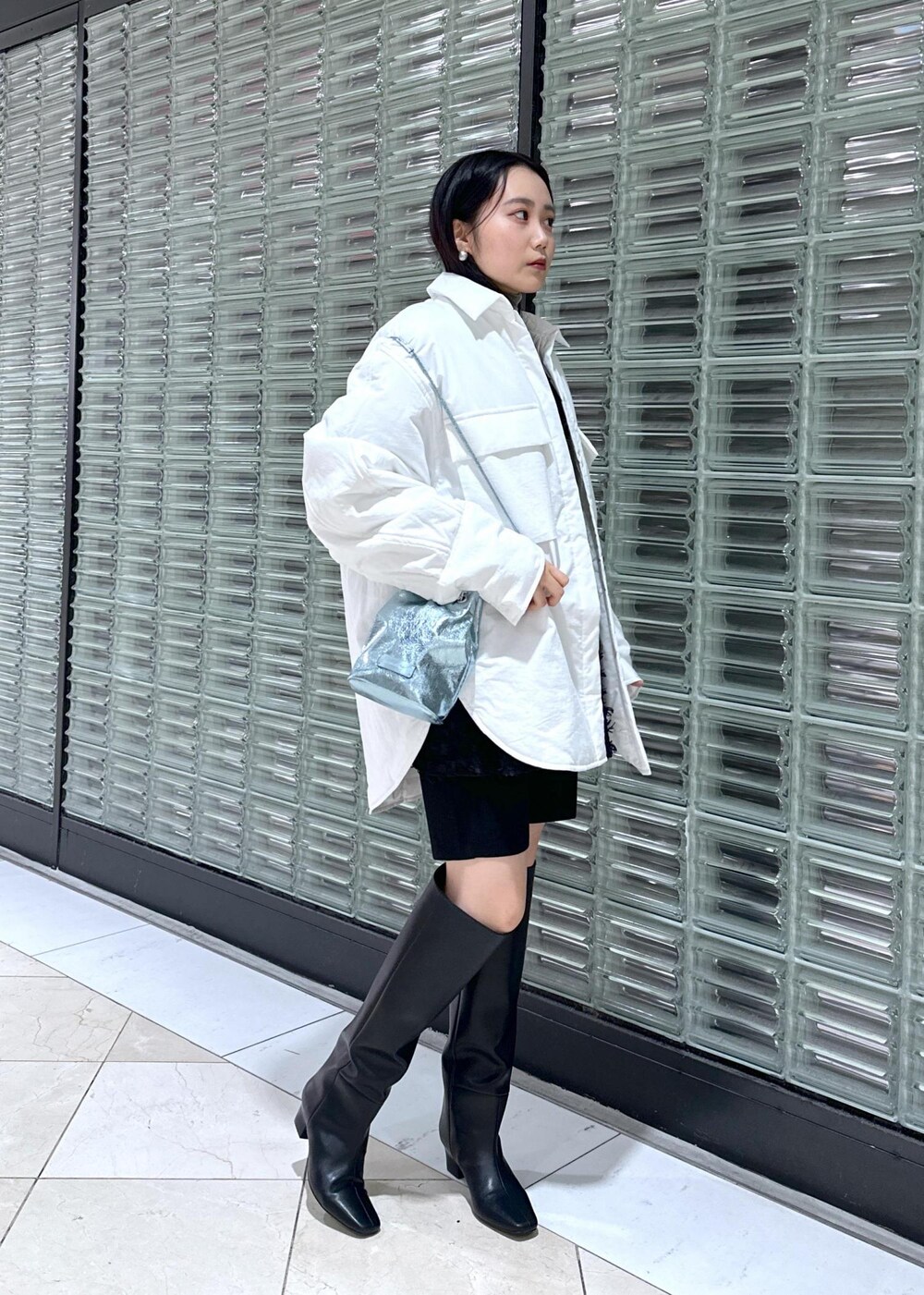「シルバー、メタリック、ベロア、ジャガード、SNaPMeAward23w、FEMME、SDGs、サステナブル、骨格ストレート、ブルべ、きれいめ、きれいめカジュアル、カジュアル、フェミニン、オケージョン」|「ADAM ET ROPE'のナロースクエアトゥロングブーツ(ブーツ、ブラック系)」を使った、きなさん(レディース・156cm)の冬コーディネートの3枚目の写真