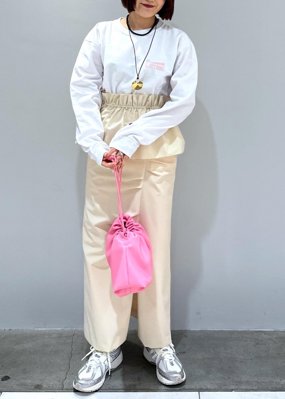 「Champion、Champion別注、別注、カットソー、ロンＴ、ギャザー、フレア、フリル、ピンク、春コーデ、春カラー、ロゴ、ロゴT、ピンクコーデ、ホワイト」｜「ADAM ET ROPE'の【サステナブル】巾着ミニショルダーバッグ（ショルダーバッグ、ピンク系）」を使った、きなさん（レディース・156cm）の冬コーディネートの6枚目の写真