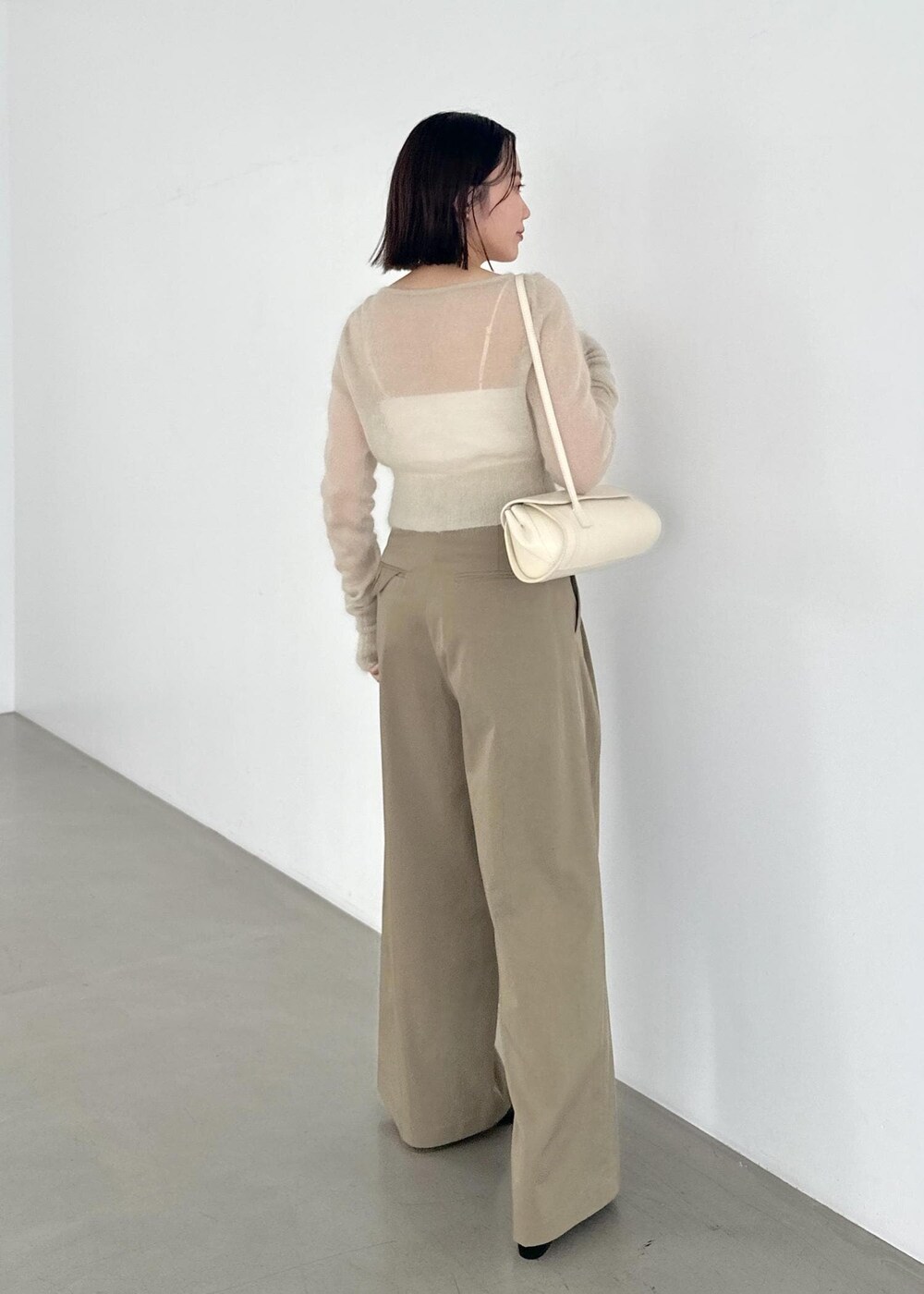 「24aw_style、ホワイト、ミニ、チェーン、チェーンバッグ、ベージュ、プルオーバー、ニット、長袖、カットソー、Vネック、リブ、ラウンドネック、リブニット、アイボリー」|「ADAM ET ROPE'のバンドゥー(チューブトップ、ホワイト系)」を使った、きなさん(レディース・156cm)の夏コーディネートの5枚目の写真