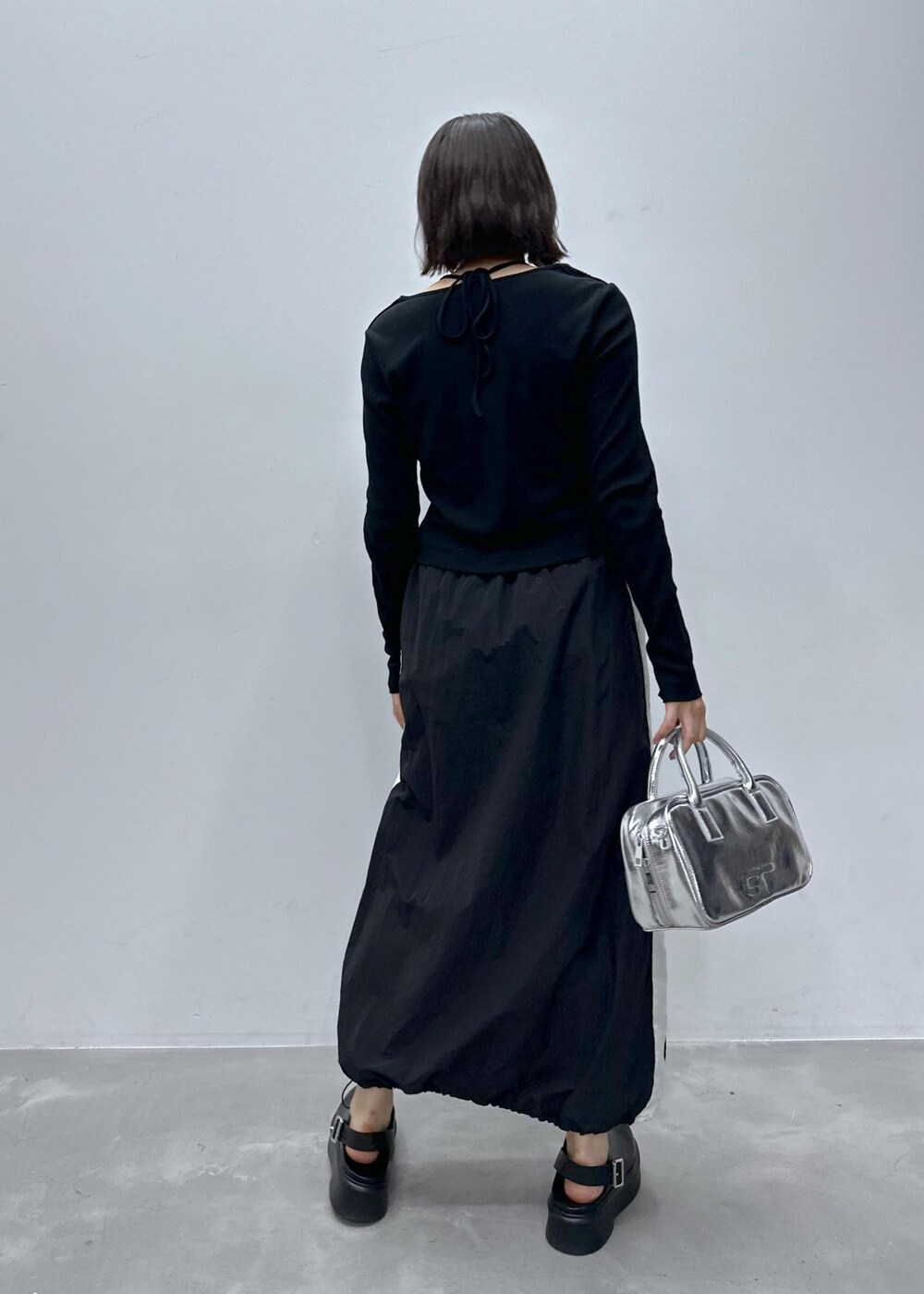 「骨格ストレート、ホワイト、シルバー、ハンドバッグ、ミニ、ブラック、プルオーバー、長袖、カットソー、クルーネック、Vネック、ロング、ワイド、タイトスカート、十分丈」｜「ADAM ET ROPE'の【サステナブル・一部WEB限定カラー・追加】ロゴスクエアボストンバッグ（ボストンバッグ、シルバー系）」を使った、きなさん（レディース・156cm）の夏コーディネートの3枚目の写真