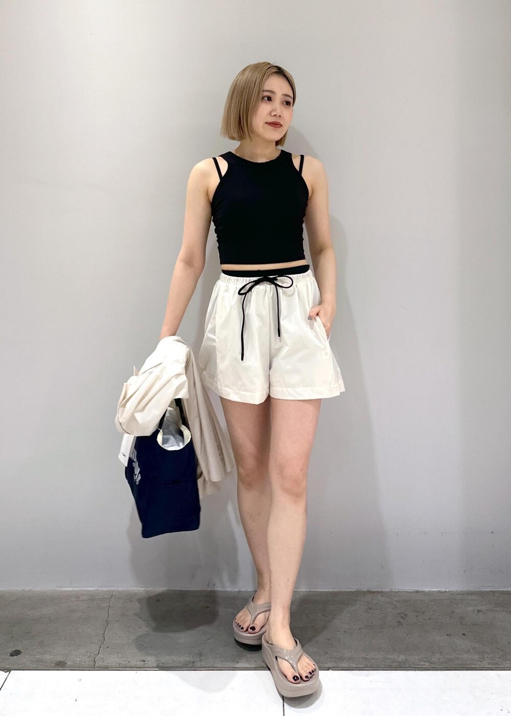 「シャツコーデ、ブルベ、ブルベ冬、ブルベ夏、水着、ラッシュガード、スイムウェア、OOFOS、NOMADIS、イヤリング、シルバーアクセサリー、サンダルコーデ、2024別注ITEM、トートバッグ、ホワイト」｜「NOMADISの【NOMADIS  for ADAM ET ROPE'】別注 SAC2 W TOTE BAG（トートバッグ、ブルー系）」を使った、きなさん（レディース・156cm）の春コーディネートの8枚目の写真