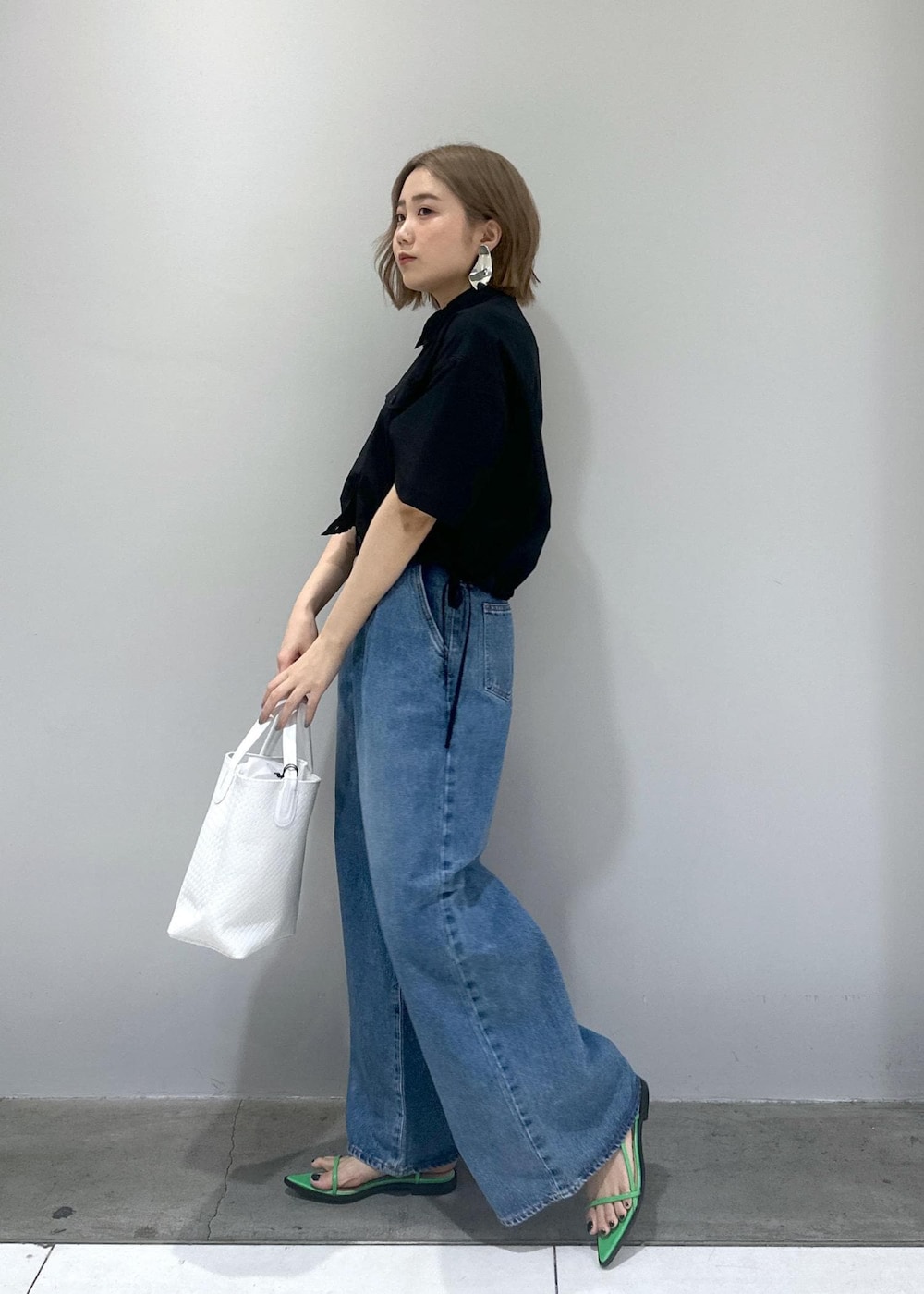 「ブルベ冬、ブルベ夏、ショート丈、クロップド、クロップド丈、デニムコーデ、デザイントップス、カラー、羽織、羽織り、ADAM ET ROPÉ、FEMME、SDGs、サステナブル、低身長」｜「NEEDBY heritageの【NEEDBY for ADAM ET ROPE'】別注WIDE DENIM（デニムパンツ、ブルー系）」を使った、きなさん（レディース・156cm）の春コーディネートの3枚目の写真