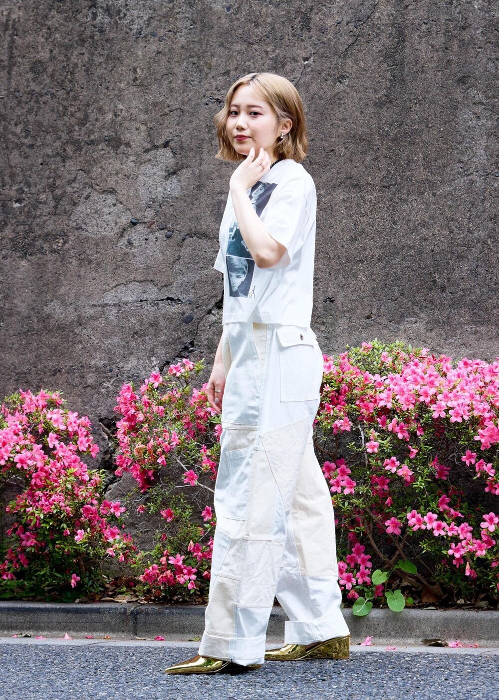 「audrey、audreyhepburn、audrey hepburn、audrey hepburn collection by jun、special2024、Tシャツコーデ、サンダルコーデ、ミュール、ヒール、ゴールド、フォト、フォトT、クロップド、クロップドT、ブルベ冬」｜「ADAM ET ROPE'のウエッジヒールストラップミュール（パンプス、ゴールド系）」を使った、きなさん（レディース・156cm）の夏コーディネートの7枚目の写真