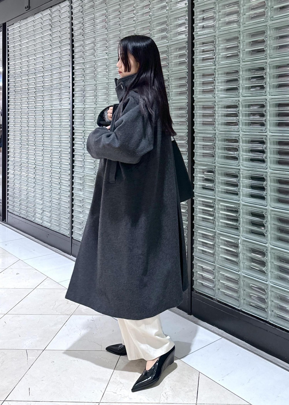 「ラメ、ニット、コート、ウールコート、Tシャツ、カットソー、サテン、パンツ、スラックス、パンプス、シルバー、ブラック、A4、A4サイズ、A4サイズ対応」｜「ADAM ET ROPE'のウールボンディングロングコート（その他アウター、グレー系）」を使った、きなさん（レディース・156cm）の冬コーディネートの5枚目の写真