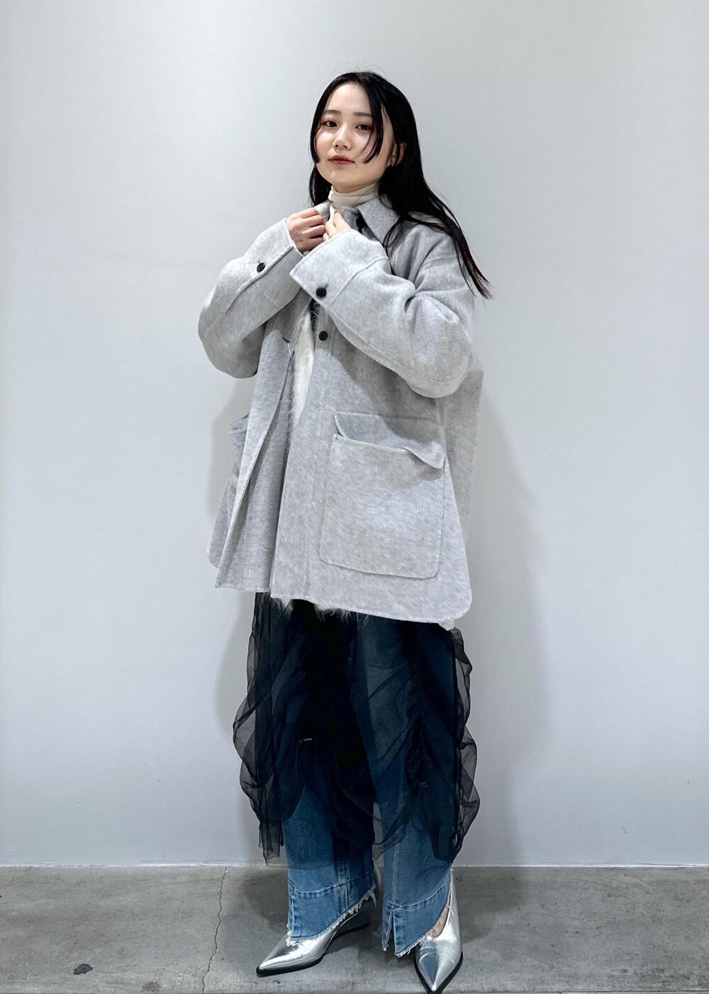 「カーディガン、モヘヤ、チュール、シアー、デニム、パンプス、コート、ジャケット、リバー、タートルネック、タートル、ラベンダー、キャミ、キャミソール、カップ付きキャミ」|「ADAM ET ROPE'のモヘヤカーディガン(カーディガン/ボレロ、ホワイト系)」を使った、きなさん(レディース・156cm)の冬コーディネートの4枚目の写真