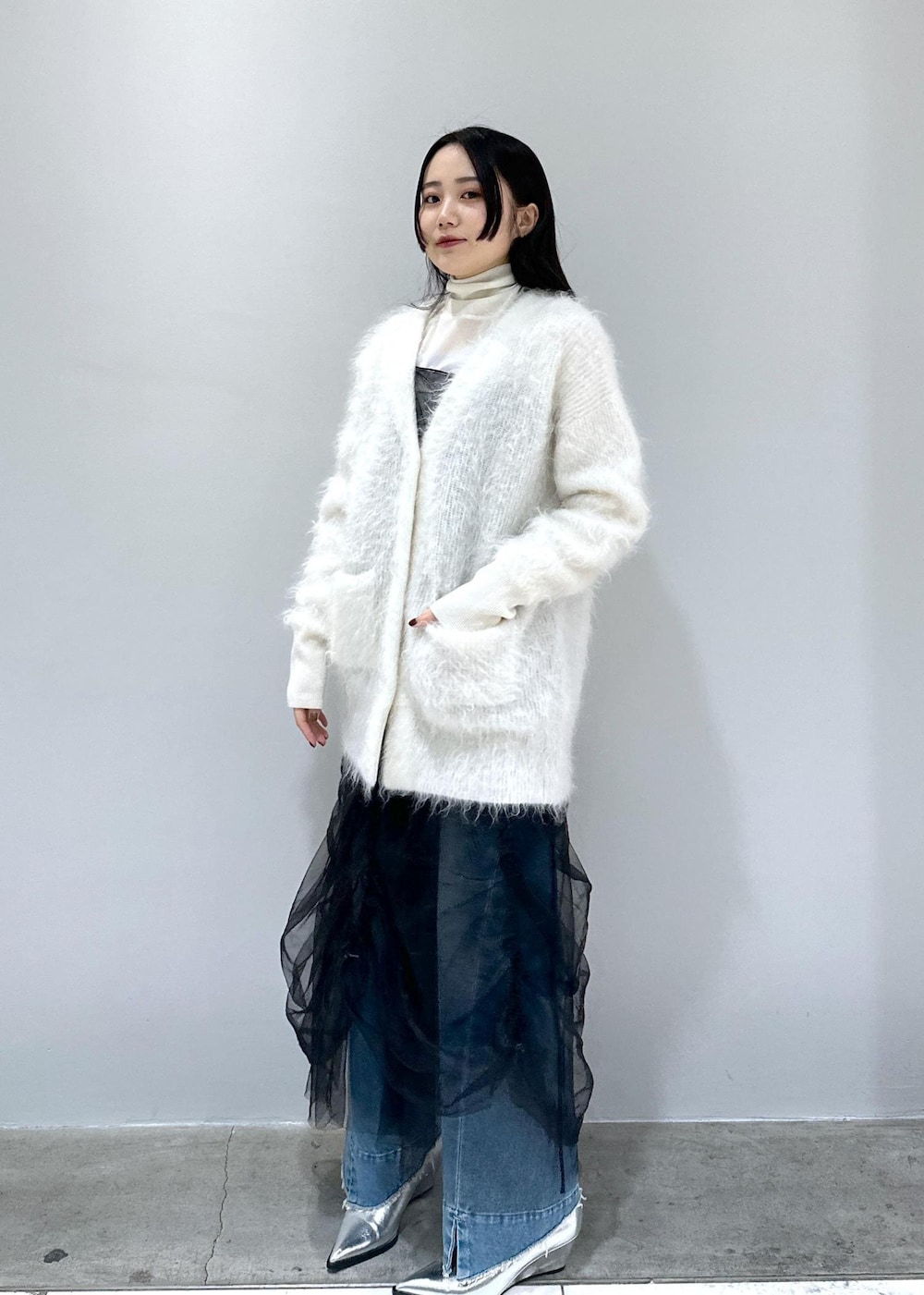 「24SS、24SS春の新作、春の新作、新作、モヘヤ、チュール、シアー、シアードレス、シアーワンピース、長さ調整可能、デニム、デニムコーデ、SNaPMeAward23w、ADAM ET ROPÉ、FEMME」|「ADAM ET ROPE'のモヘヤカーディガン(カーディガン/ボレロ、ホワイト系)」を使った、きなさん(レディース・156cm)の冬コーディネートの3枚目の写真
