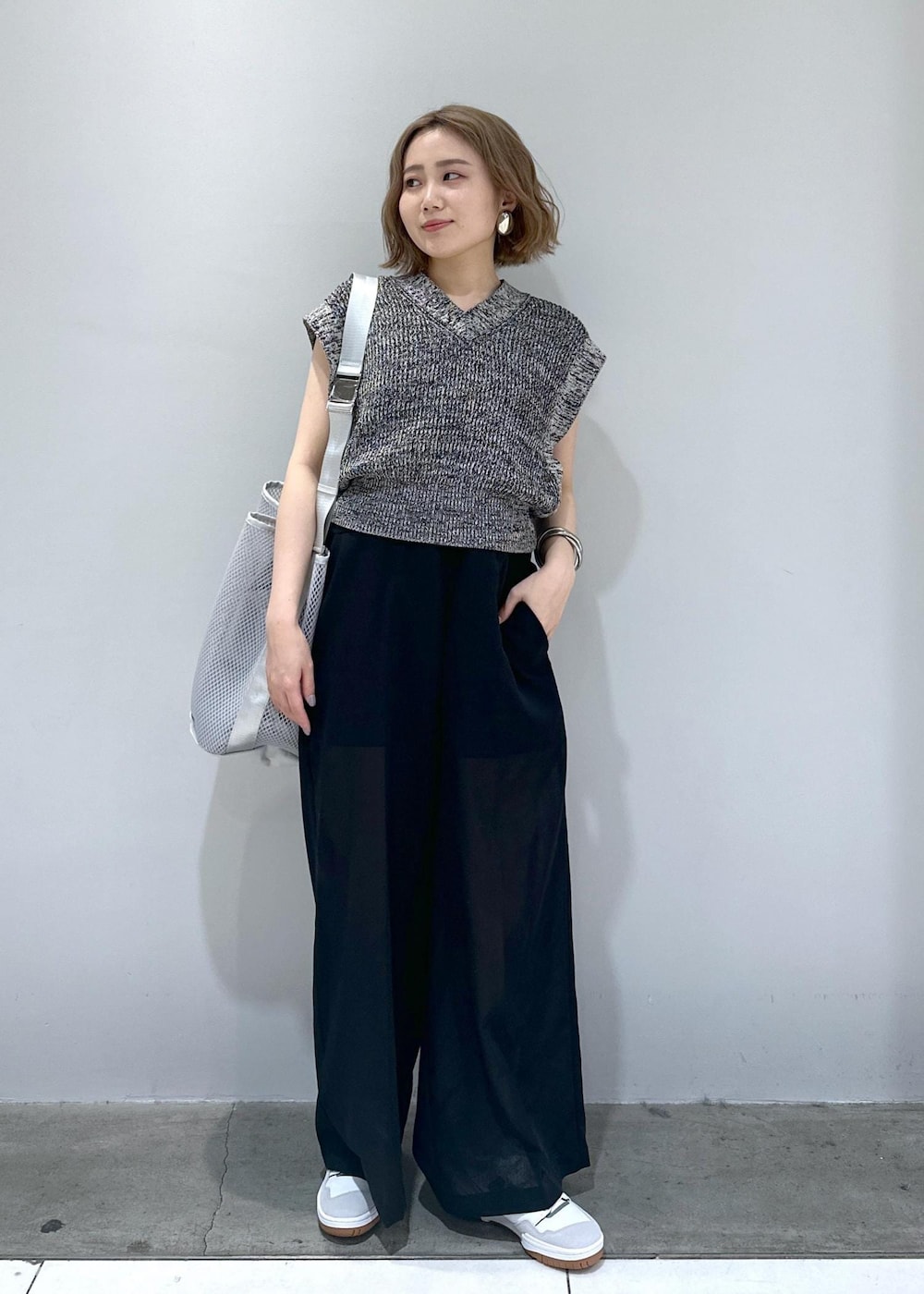 「メッシュ、ベスト、ロンパース、シアー、オールインワン、オールインワンコーデ、ロンパースコーデ、ブレスレット、バングル、シルバー、シルバーイヤリング、イヤリング、シルバーアクセサリー、骨格ストレート、ブルベ」｜「ADAM ET ROPE'の【サステナブル・洗える】ペーパーヤーンミックスニットベスト（ベスト、ブラック系）」を使った、きなさん（レディース・156cm）の春コーディネートの6枚目の写真