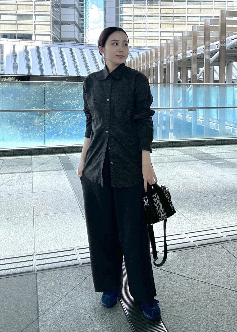 「ギフト、プレゼント、レオパード、ヒョウ柄、GANNI、ガニー、シャツコーデ、私服コーデ、出勤コーデ、ニット、ニットパンツ、ワイドパンツ、スニーカーコーデ、ニットパンツコーデ、初秋コーデ」｜「GANNIの【GANNI for ADAM ET ROPE'】Recycled tech Mini Tote（トートバッグ、ベージュ系）」を使った、きなさん（レディース・156cm）の秋コーディネートの3枚目の写真