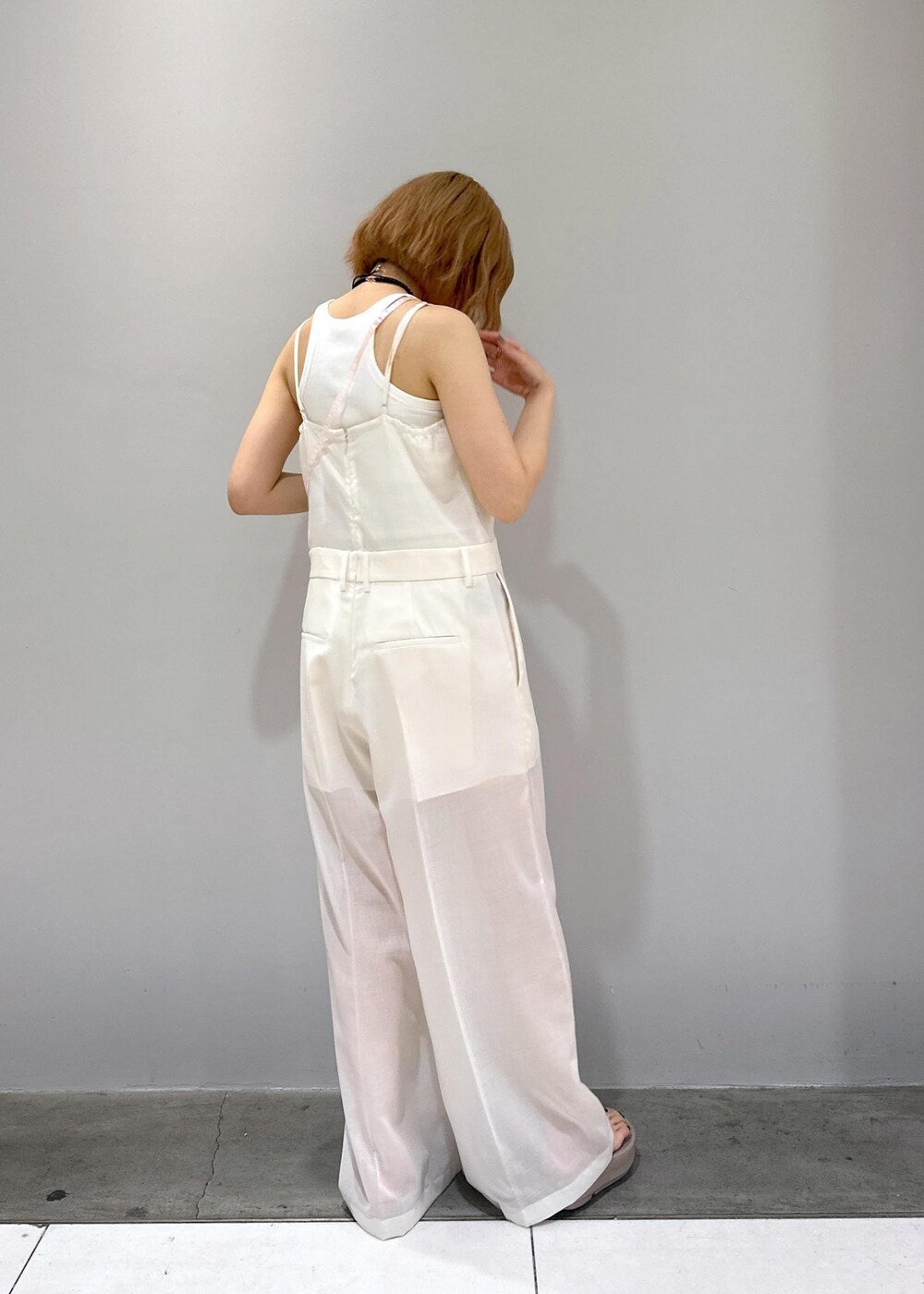 「OOFOS、別注、コラボ、BRIGITTE TANAKA、ブリジットタナカ、ホワイト、HYKE、ハイク、タンクトップ、キャミ、インナー、シアー、オールインワン、ロンパース、サンダル」｜「ADAM ET ROPE'のシアーキャミロンパース（サロペット/オーバーオール、ホワイト系）」を使った、きなさん（レディース・156cm）の春コーディネートの5枚目の写真