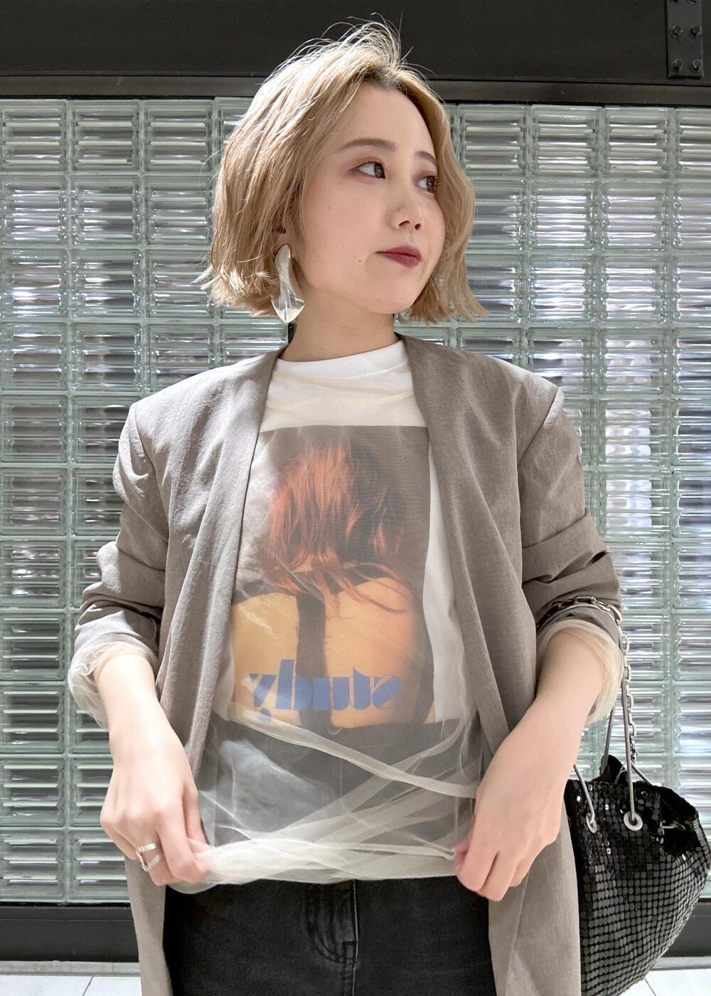 「Tシャツコーデ、ブーツサンダル、イヤリング、チュール、シアー、シアーコーデ、骨格ストレート、ブルベ、ブルベ冬、ブルベ夏、ショートパンツ、バッグ、ショルダーバッグ、メタルバッグ、ブラック」|「ADAM ET ROPE'の【逸品・サステナブル】チュールプルオーバー(Tシャツ/カットソー、ホワイト系)」を使った、きなさん(レディース・156cm)の春コーディネートの9枚目の写真