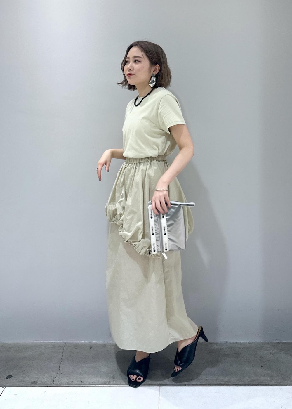 「骨格ストレート、ブルベ、ブルベ冬、ブルベ夏、シルバーバッグ、ベージュ、ワンピースコーデ、サンダルコーデ、サンダル、シルバーアクセサリー、おでかけコーデ、春夏、春夏コーデ、春コーデ、夏コーデ」|「ADAM ET ROPE'のニュアンスオーバルバングル(バングル/リストバンド、シルバー系)」を使った、きなさん(レディース・156cm)の春コーディネートの6枚目の写真