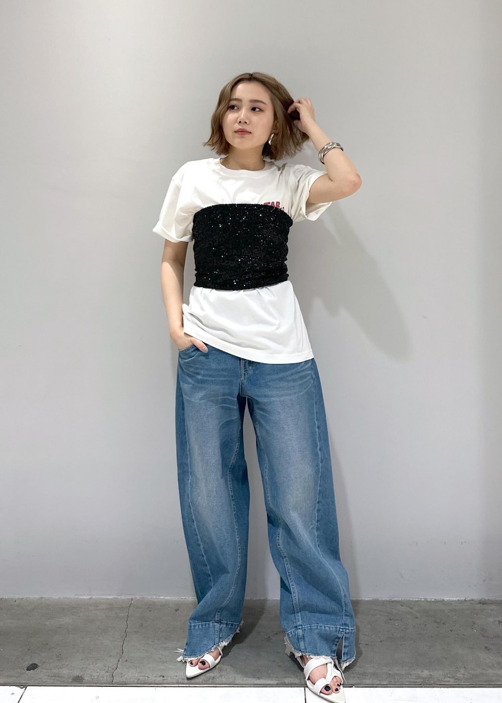 「ブルベ、ブルベ冬、ブルベ夏、春夏コーデ、レザー、サンダルコーデ、Tシャツコーデ、ビスチェ、スパンコール、シルバーアクセサリー、デニムコーデ、ブラック、ホワイト、プルオーバー、長袖」｜「blossomの【BLOSSOM for ADAM ET ROPE'】別注スパンコールビスチェ（チューブトップ、ブラック系）」を使った、きなさん（レディース・156cm）の春コーディネートの2枚目の写真