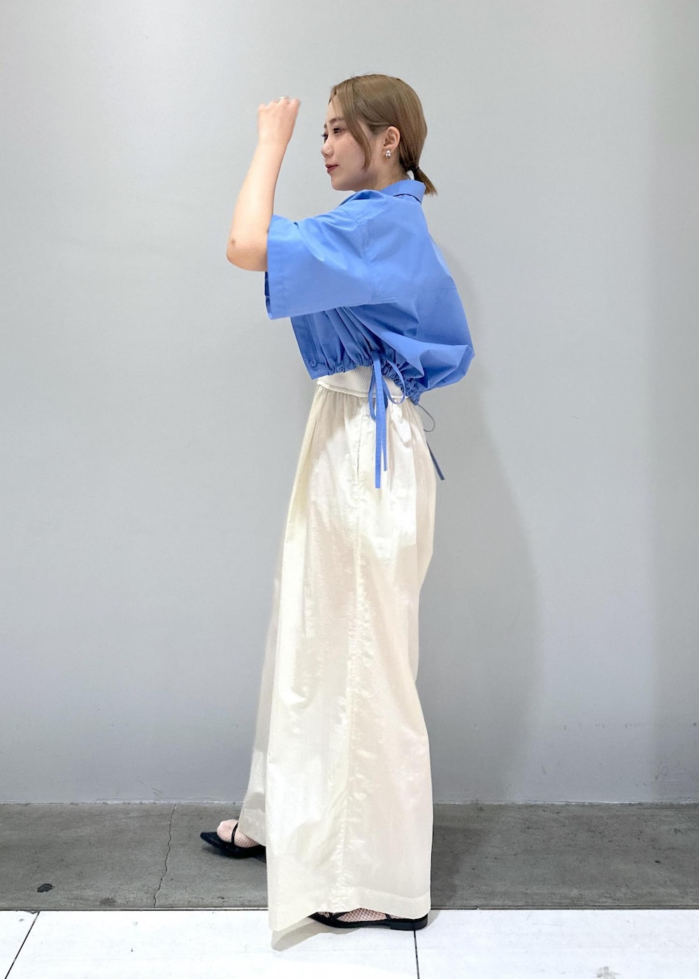 「骨格ストレート、ブルベ、ブルベ冬、ブルベ夏、梅雨、梅雨コーデ、撥水、タフタ、ロンパース、オールインワン、キャミ、キャミソール、シルバーアクセサリー、シルバー、ハート」｜「ADAM ET ROPE'のナローフラットサンダル（サンダル、ブラック系）」を使った、きなさん（レディース・156cm）の夏コーディネートの3枚目の写真