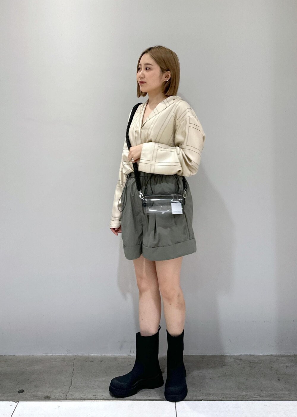「knowhow、knowhow Jewelry、別注、イヤリング、リング、イヤーカフ、silver925、シルバー、silver、撥水、チェーン、梅雨、梅雨コーデ、レインブーツ、ADAM ET ROPÉ」|「ADAM ET ROPE'のクリアドラムミニショルダーバッグ(ドラムバッグ、ブラック系)」を使った、きなさん(レディース・156cm)の夏コーディネートの3枚目の写真